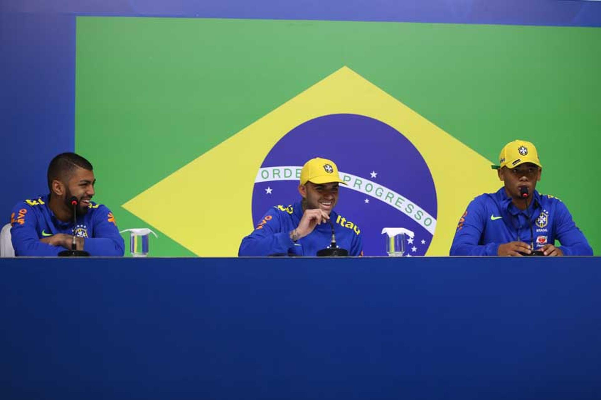 Trio de atacantes em entrevista coletiva