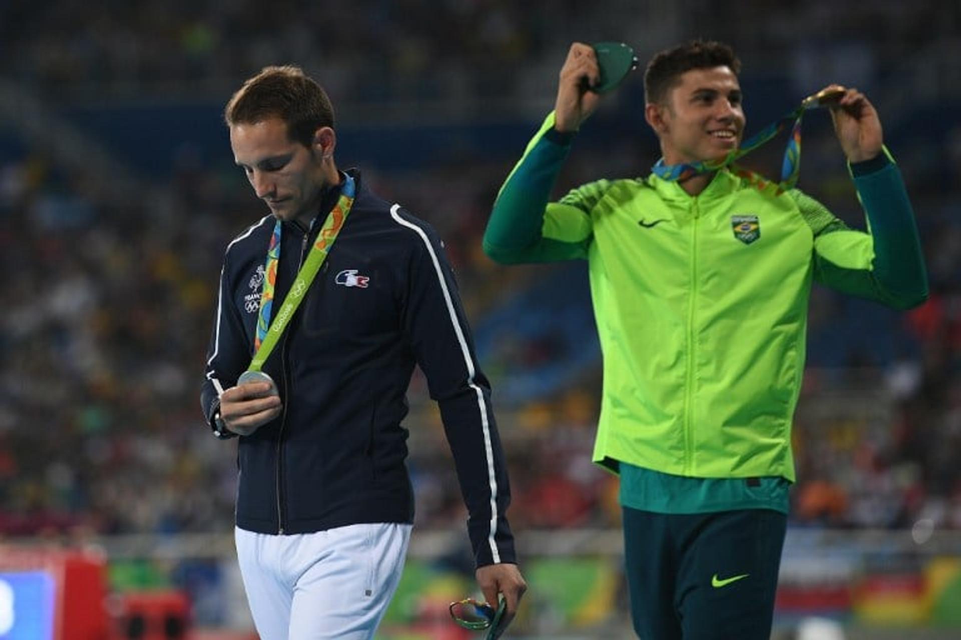 Lavillenie chorou enquanto recebia medalha de prata