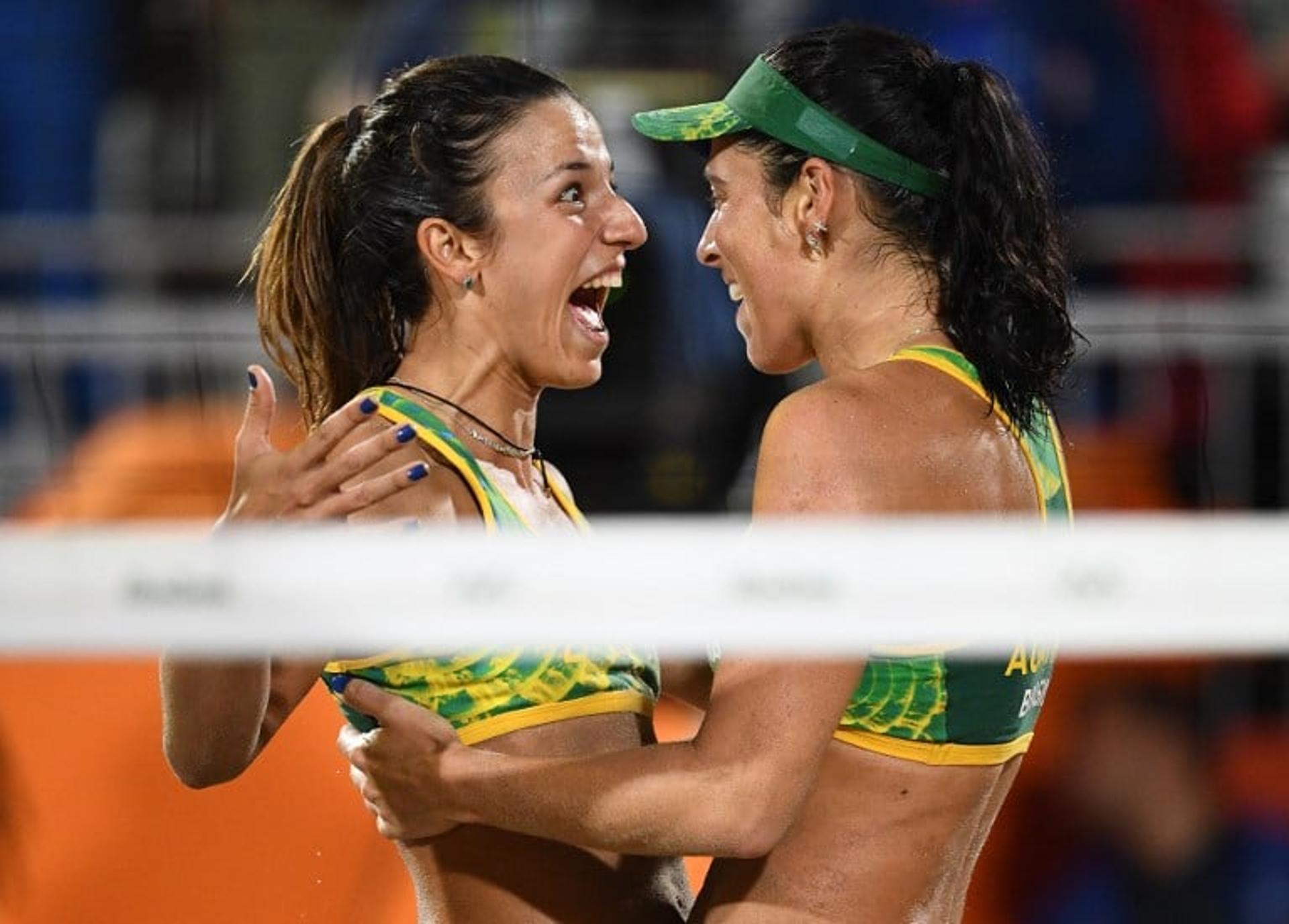 Ágatha e Bárbara comemoram vitória no vôlei de praia