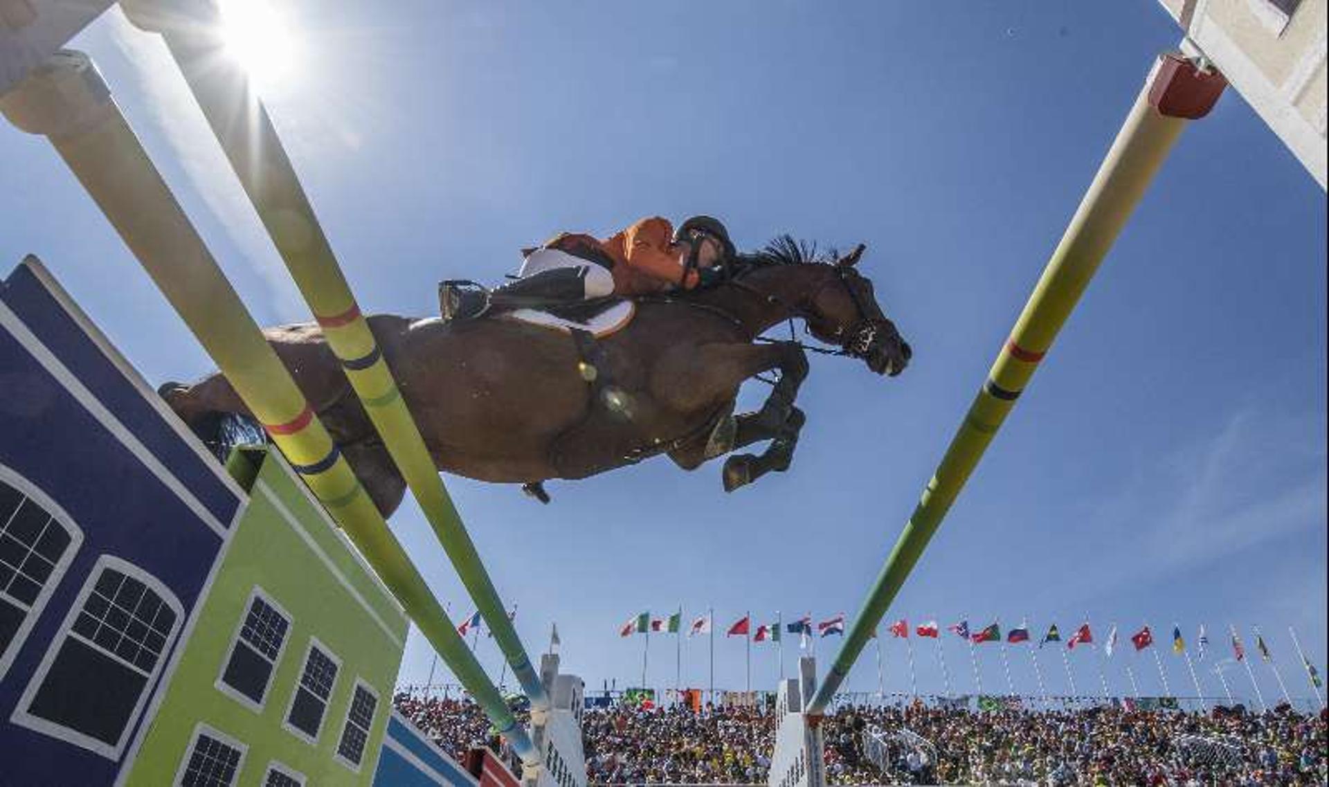 O holandês Maikel van der Vleuten dá um lindo pulo durante o hipismo na Rio-2016