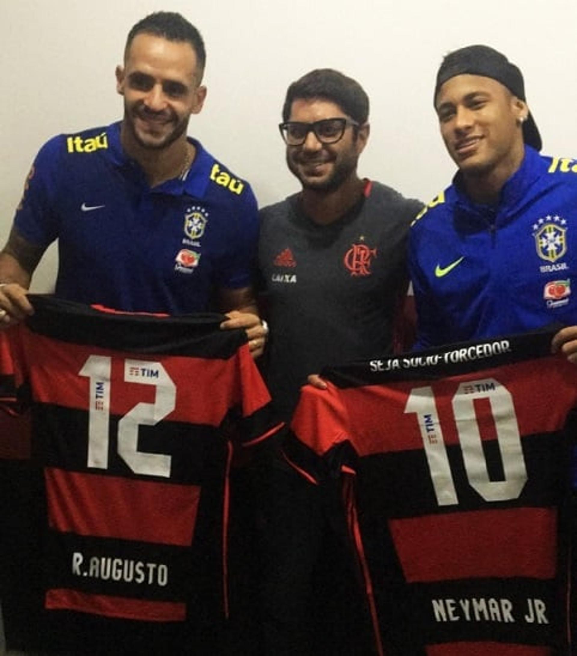 Neymar e Renato Augusto posam com camisa do Flamengo