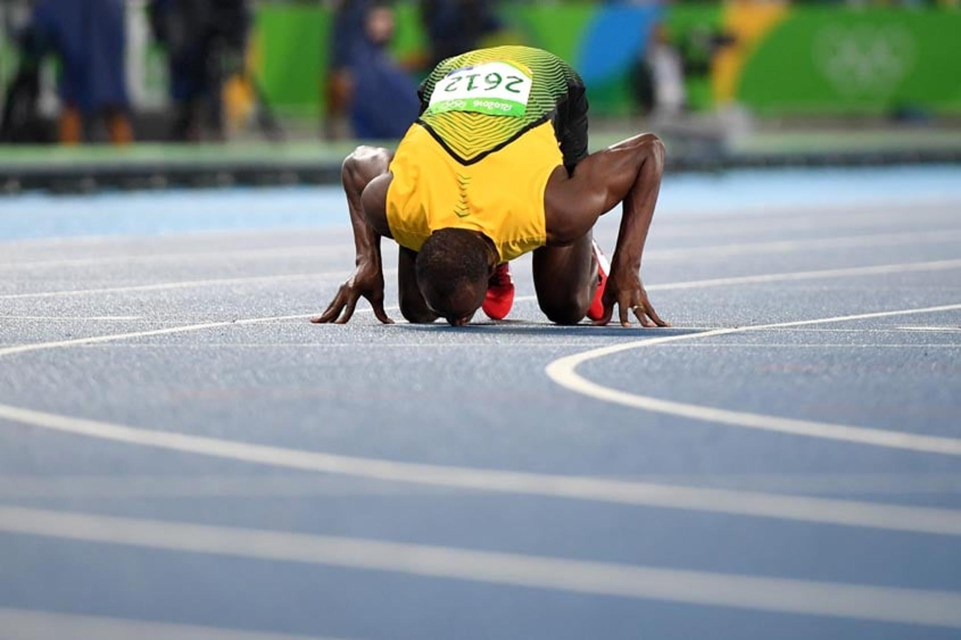 Bolt, o mito, beija o chão do Estádio Olímpico Nilton Santos