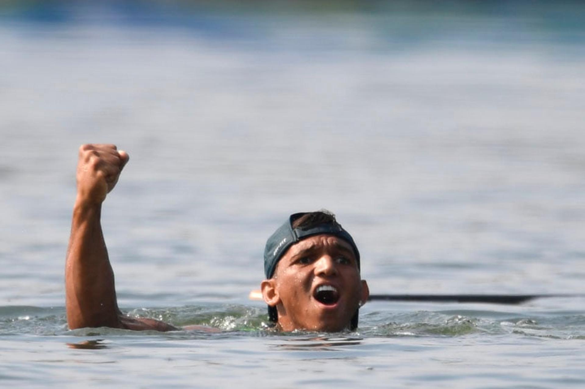 Isaquias Queiroz comemora mais uma medalha na canoagem