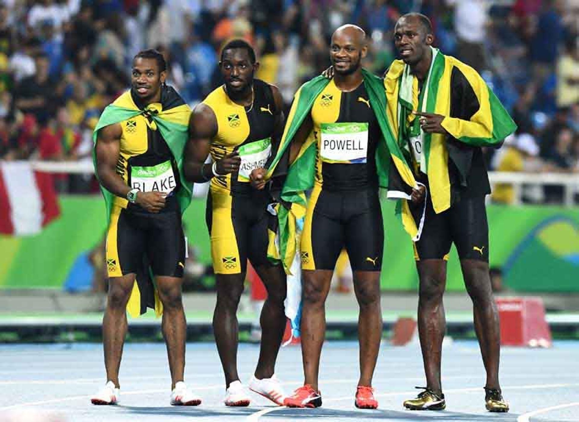 Yohan Blake, Nickel Ashmeade, Asafa Powell e Usain Bolt comemoram o ouro no 4x100 m