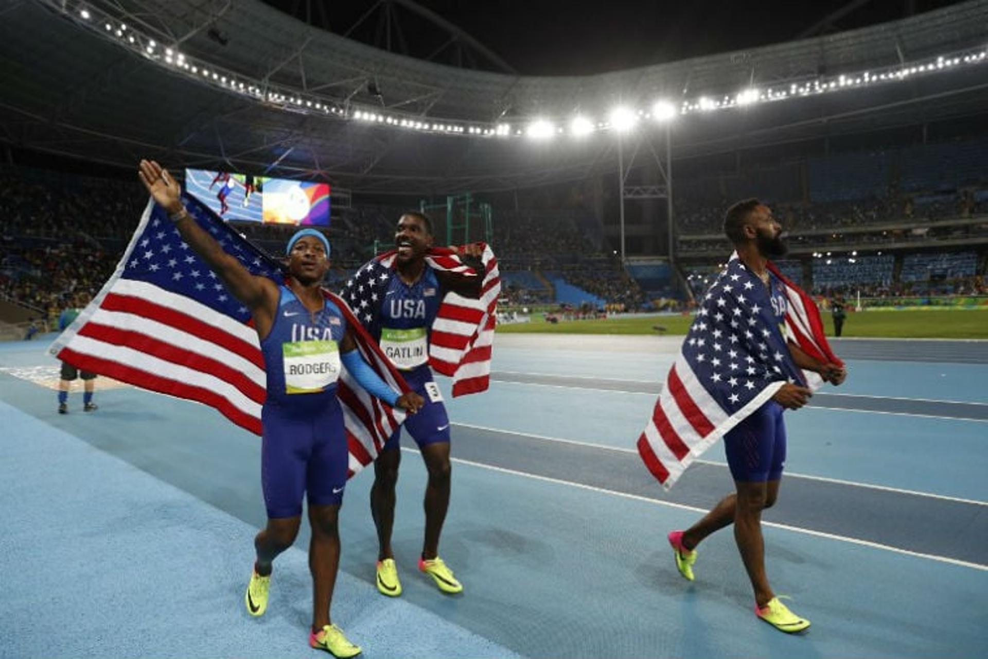 Michael Rodgers, Juston Gatlin e Tyson Gay comemoram a conquista do bronze, mas depois souberam que foram desclassificados