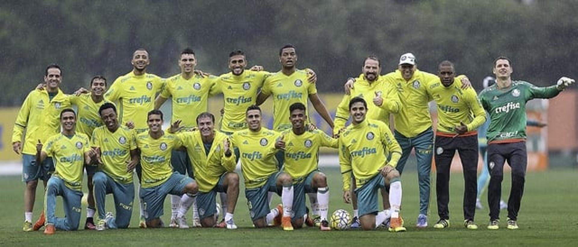 Time de Cuca, vencedor do rachão deste sábado, posa para foto após o treino