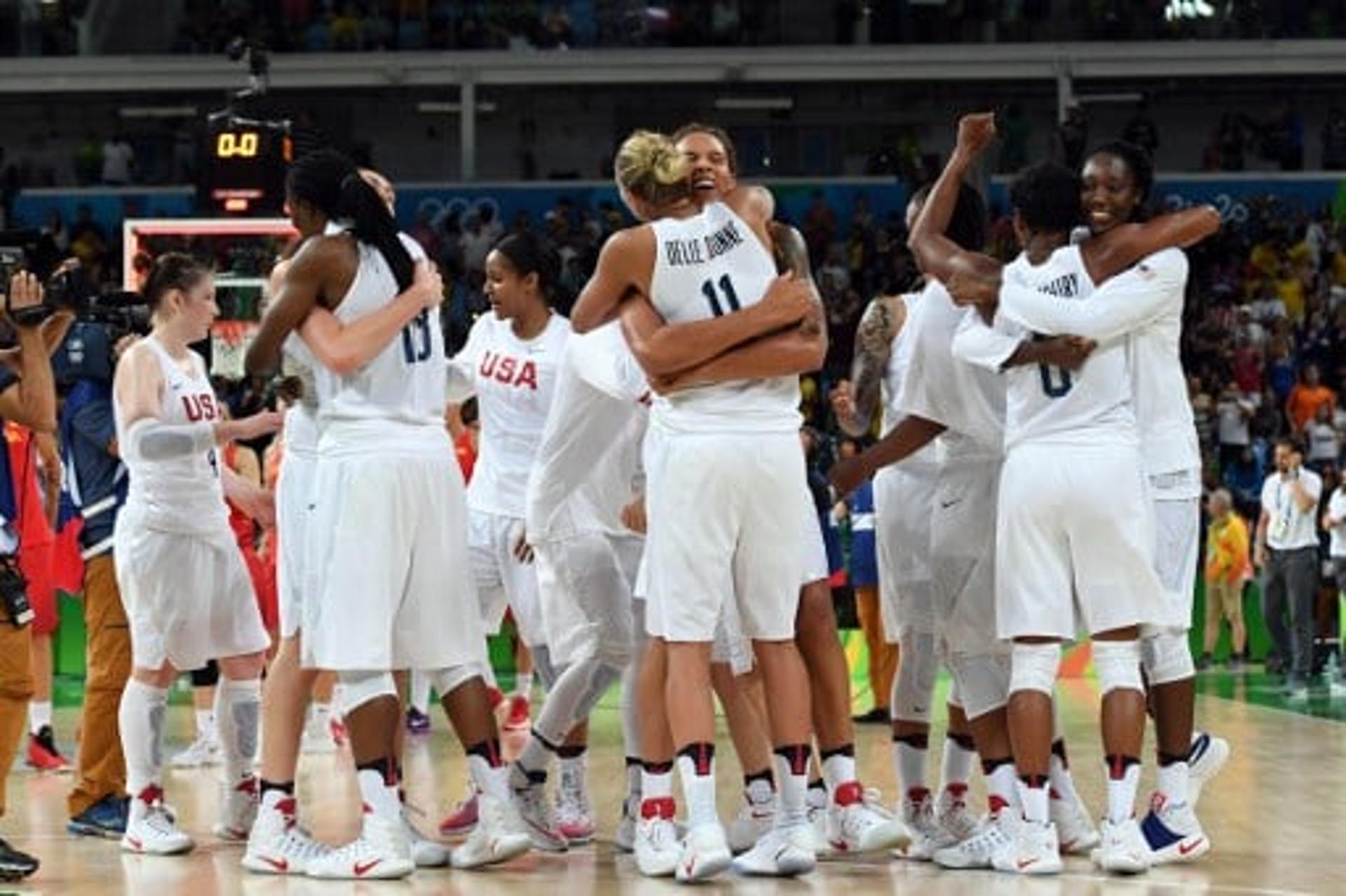 Americanas celebram o ouro no basquete feminino, com vitória sobre a Espanha