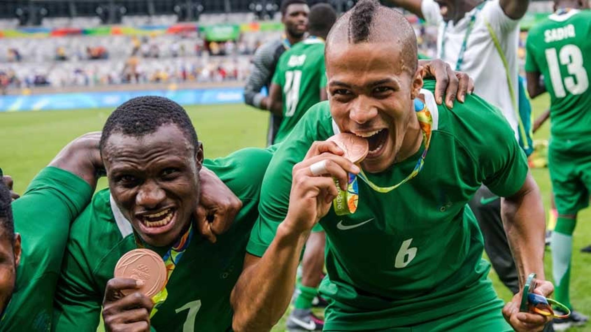 Nigerianos celebram a medalha de bronze conquistada no futebol masculino