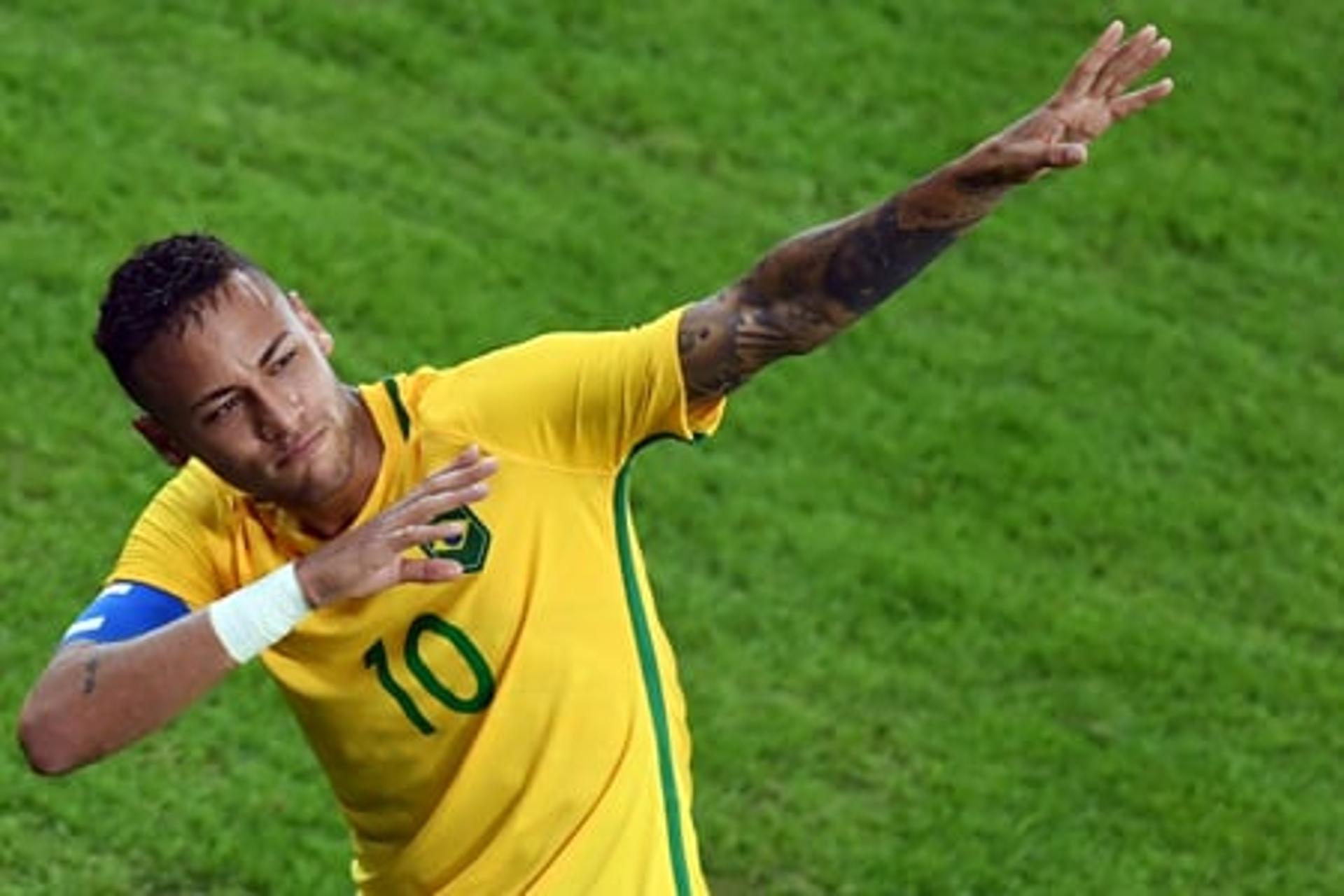 HOME - Brasil x Alemanha - Futebol Rio-2016 - Neymar faz raio de Bolt (Foto: AFP)