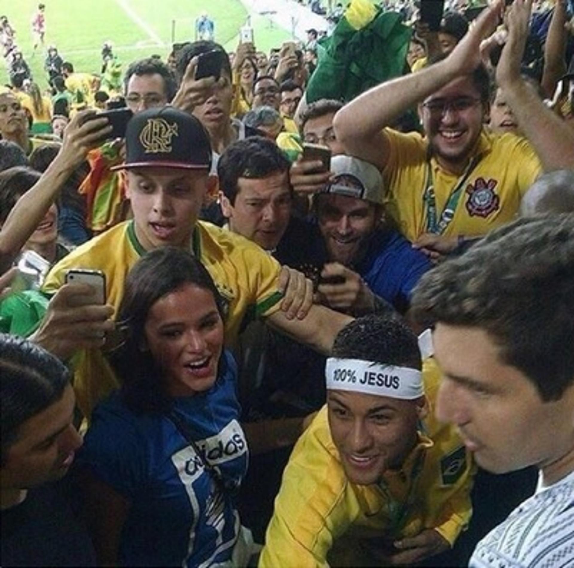 No Maracanã, Neymar abraça Bruna Marquezine após conquista do ouro