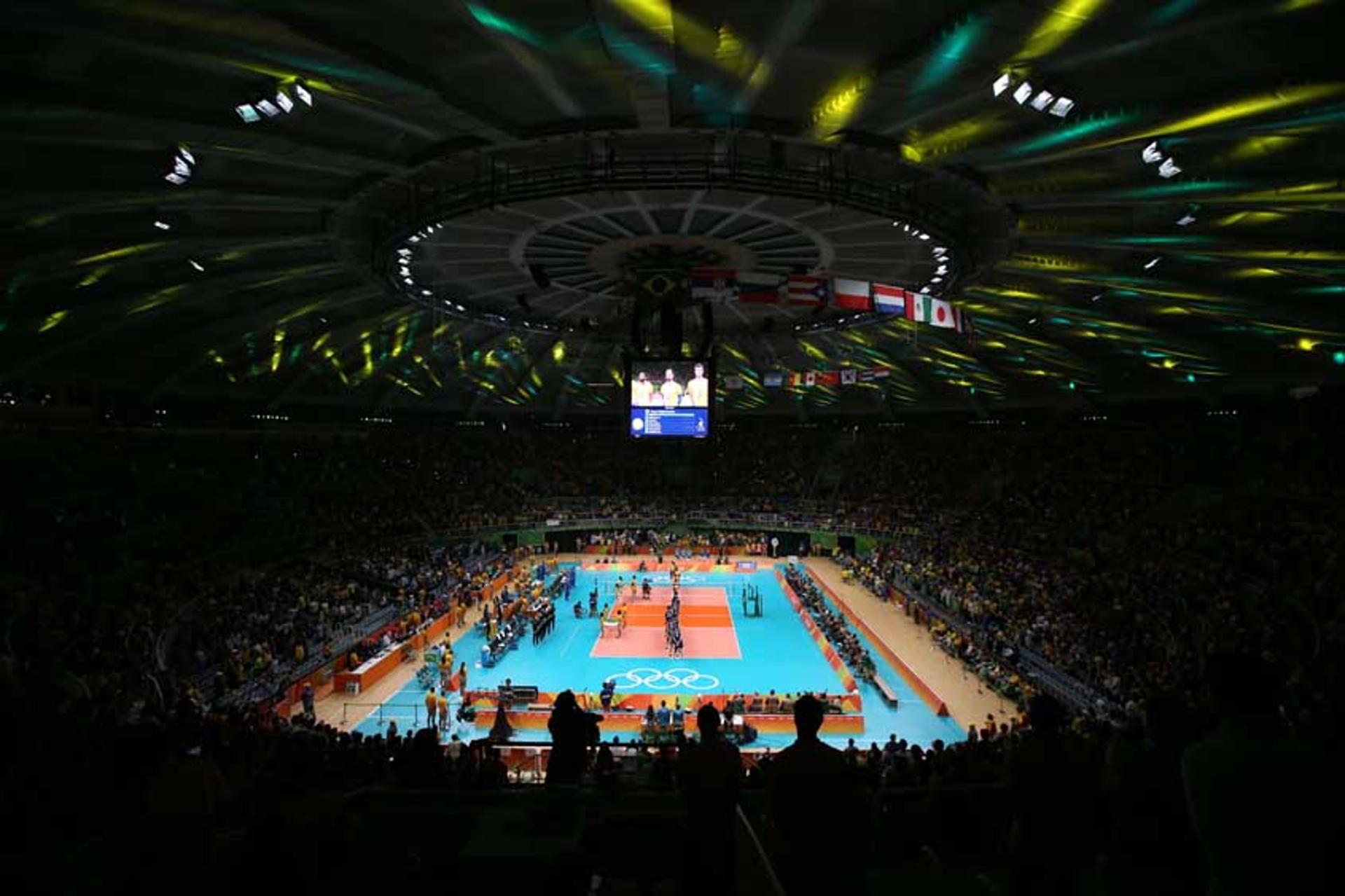 Maracanãzinho, o templo do vôlei brasileiro, lotado para a grande final olímpica entre Brasil e Itália