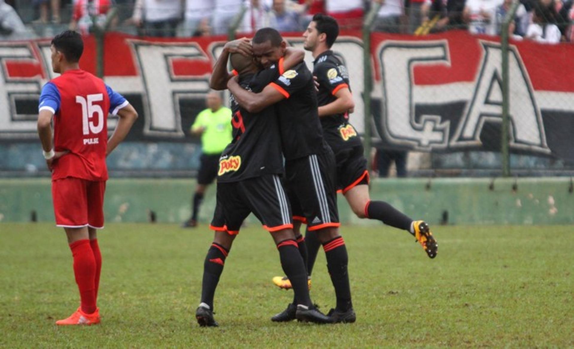 Isac e Serginho comemorando um dos gols da vitória por 4 a 0