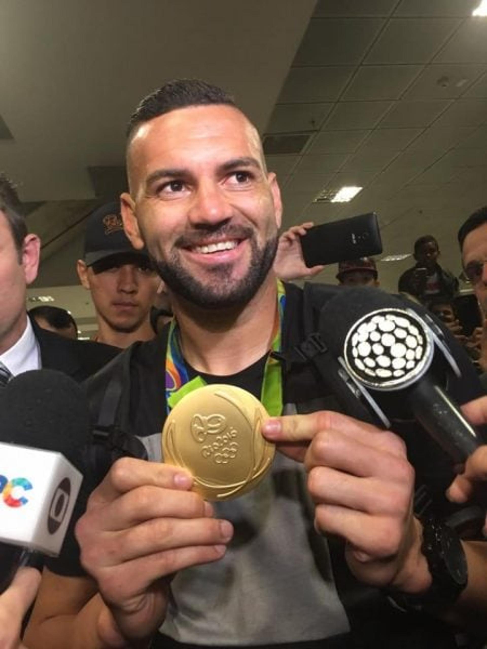 Goleiro foi recebido por aproximadamente 200 torcedores no Aeroporto Afonso Pena