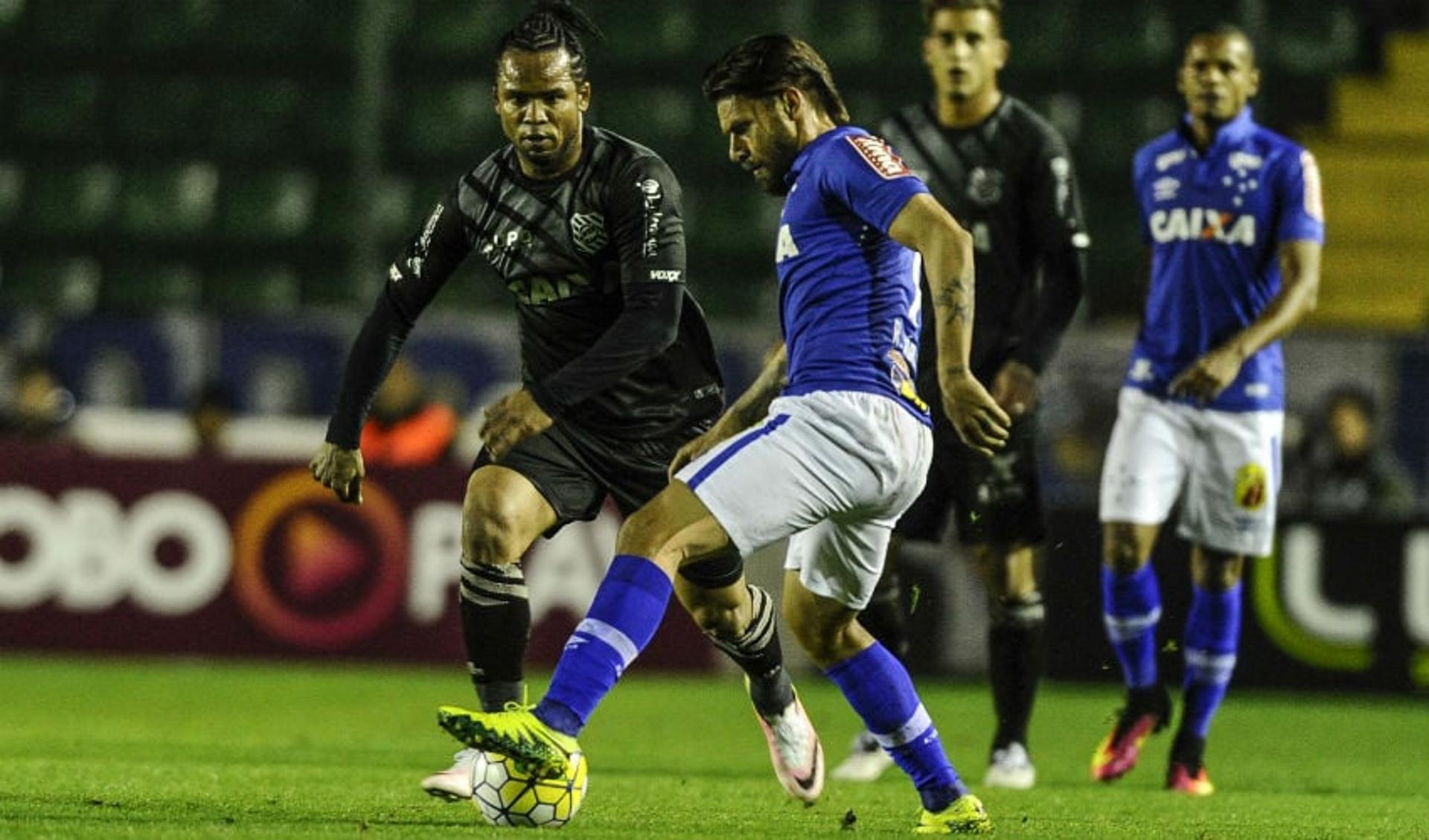 Rafael Sóbis e Carlos Alberto - Figueirense x Cruzeiro