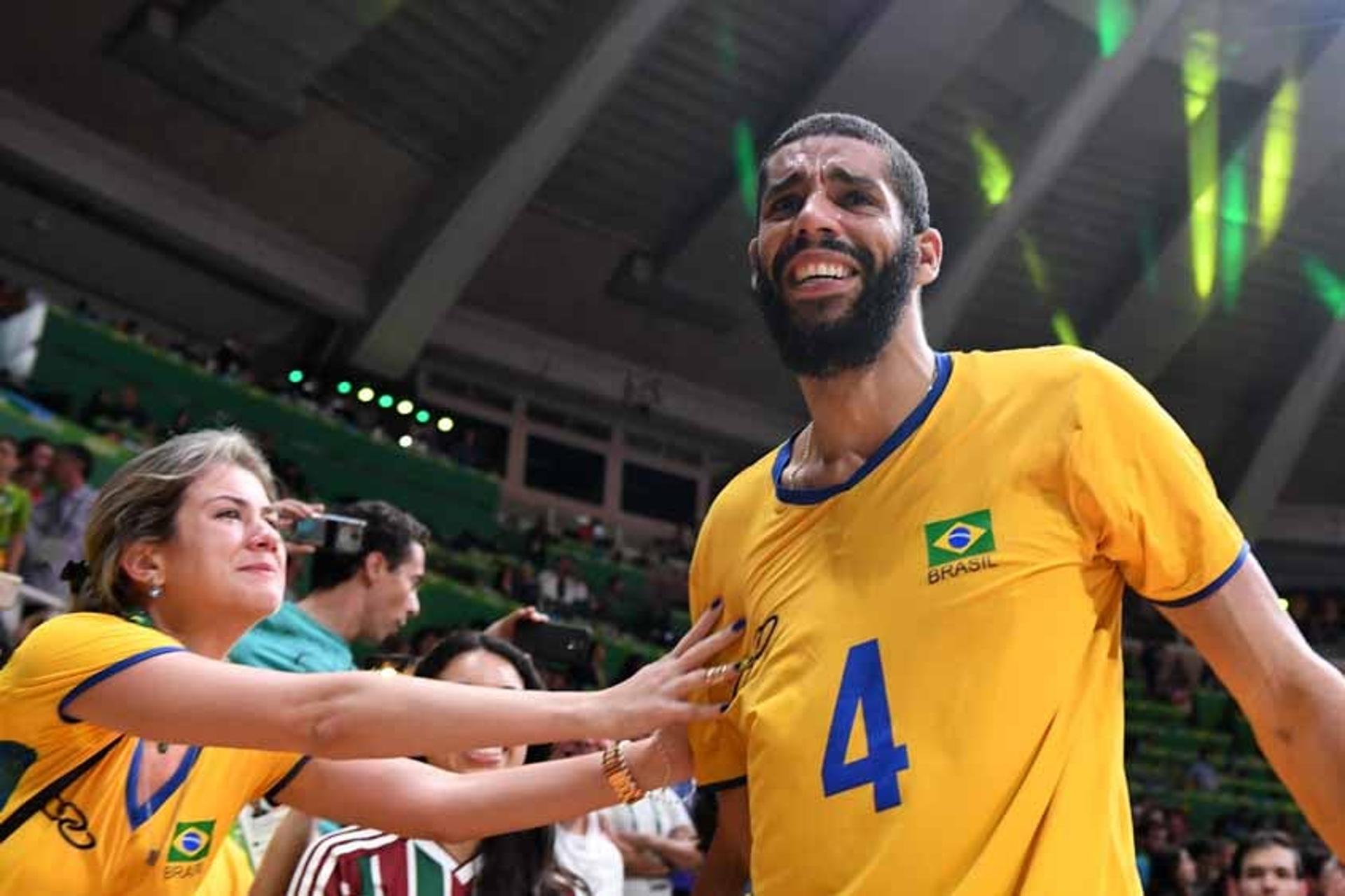 Wallace chora de emoção após conquista do ouro olímpico no vôlei