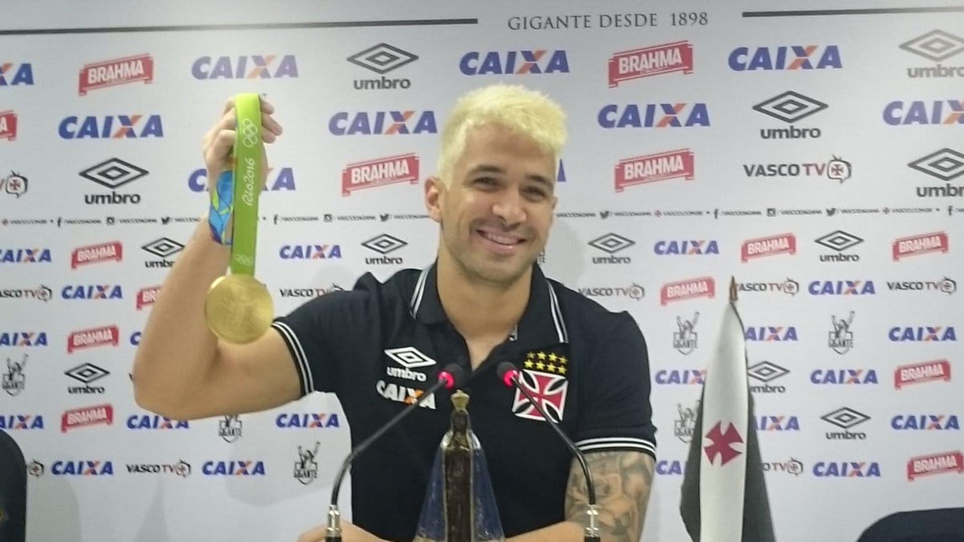 Luan com a medalha de ouro no primeiro dia de retorno ao Vasco