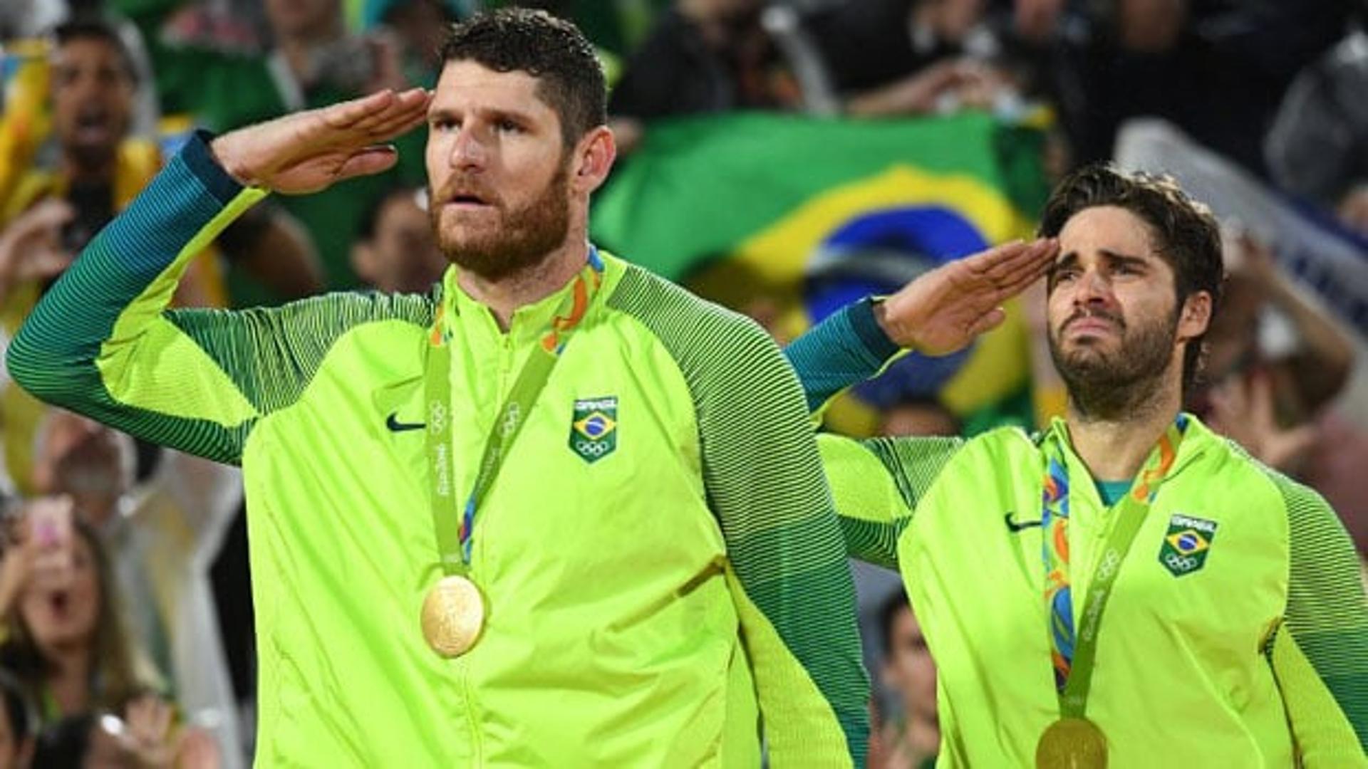 Alison e Bruno Schmidt, ouro no vôlei de praia, são da Marinha