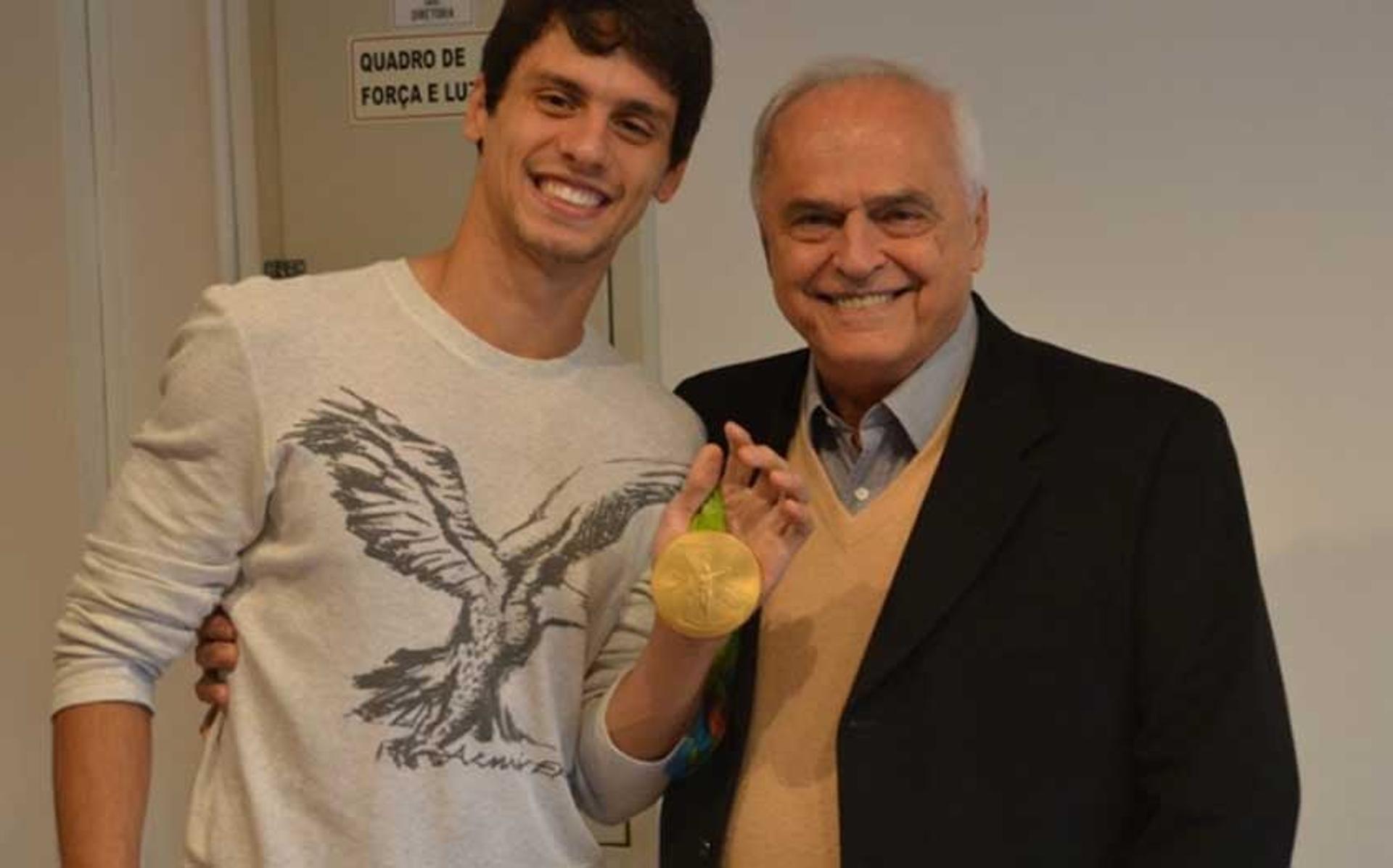 Rodrigo Caio com o ouro