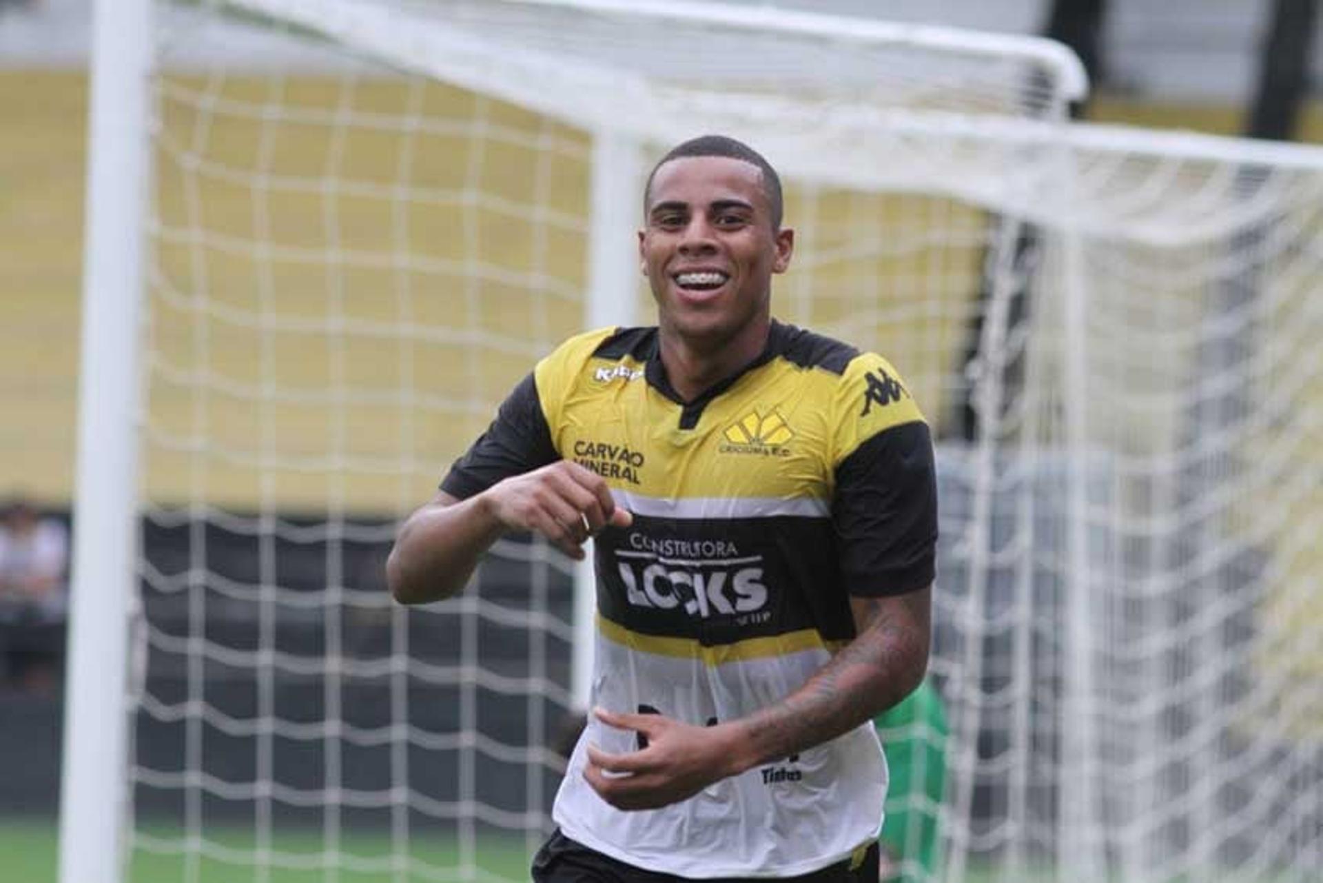 Gustavo tem 11 gols na Série B de 2016