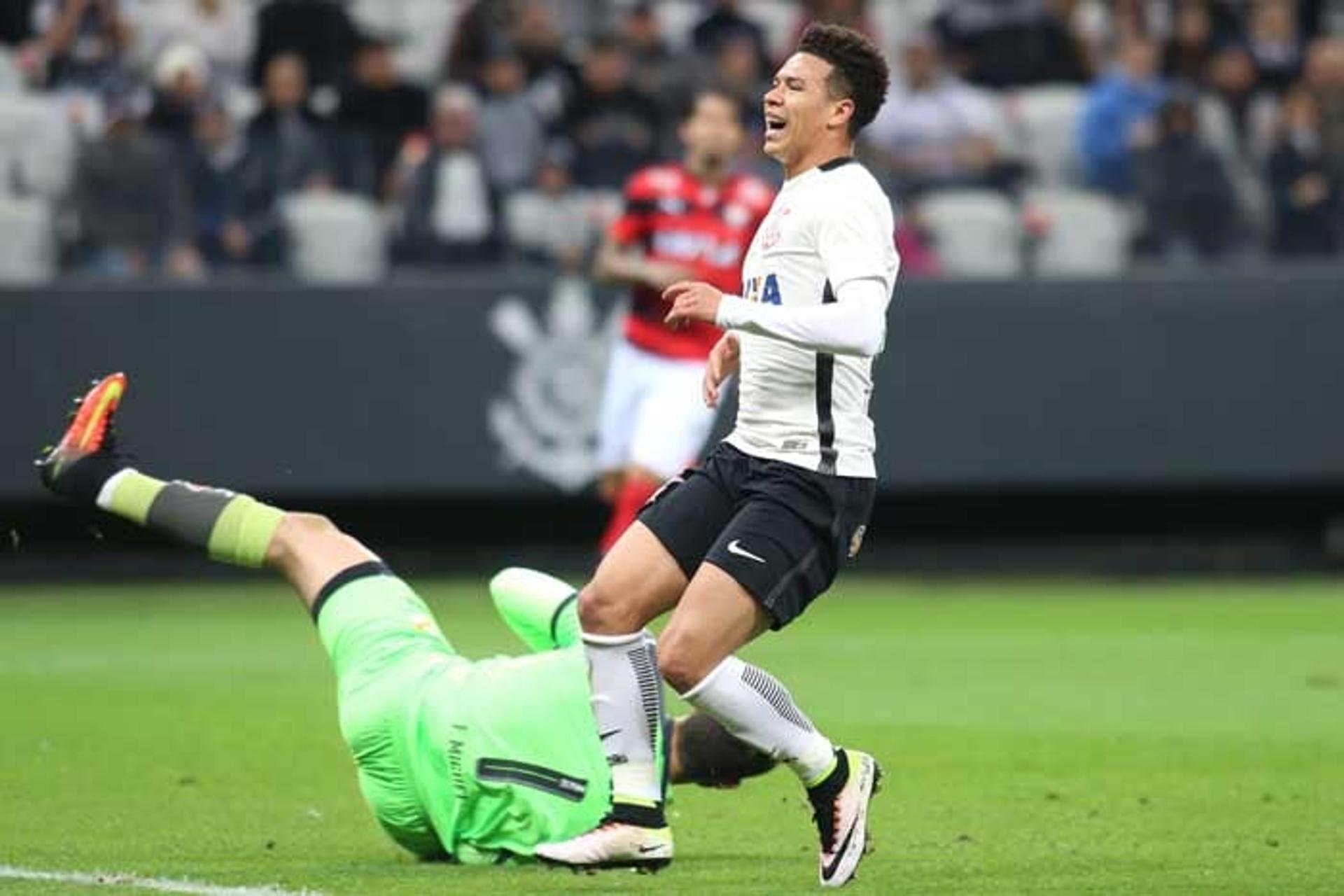 Corinthians venceu o Vitória por 2 a 1, nesta segunda-feira, na Arena, em Itaquera