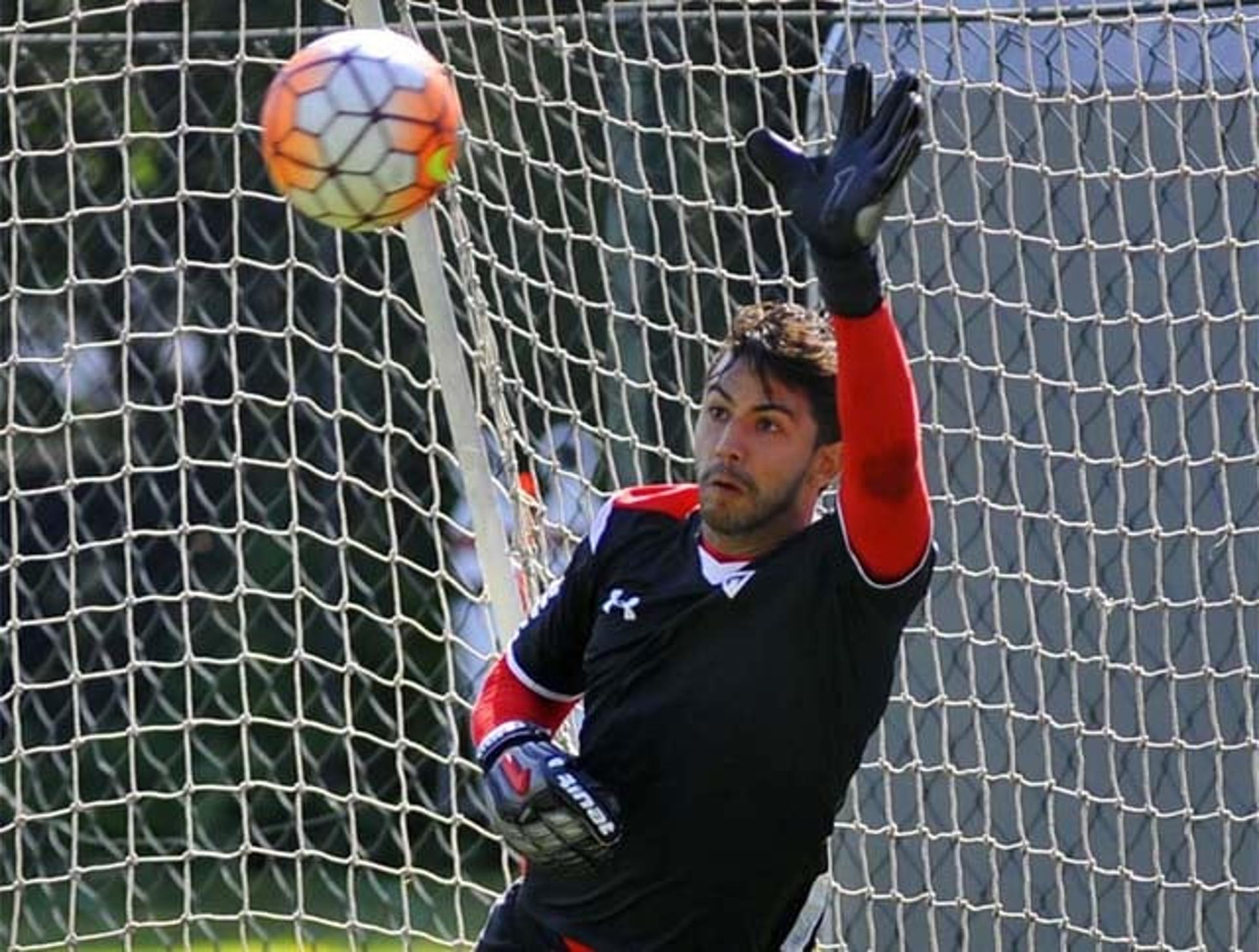 Renan Ribeiro faz defesa em treino do São Paulo