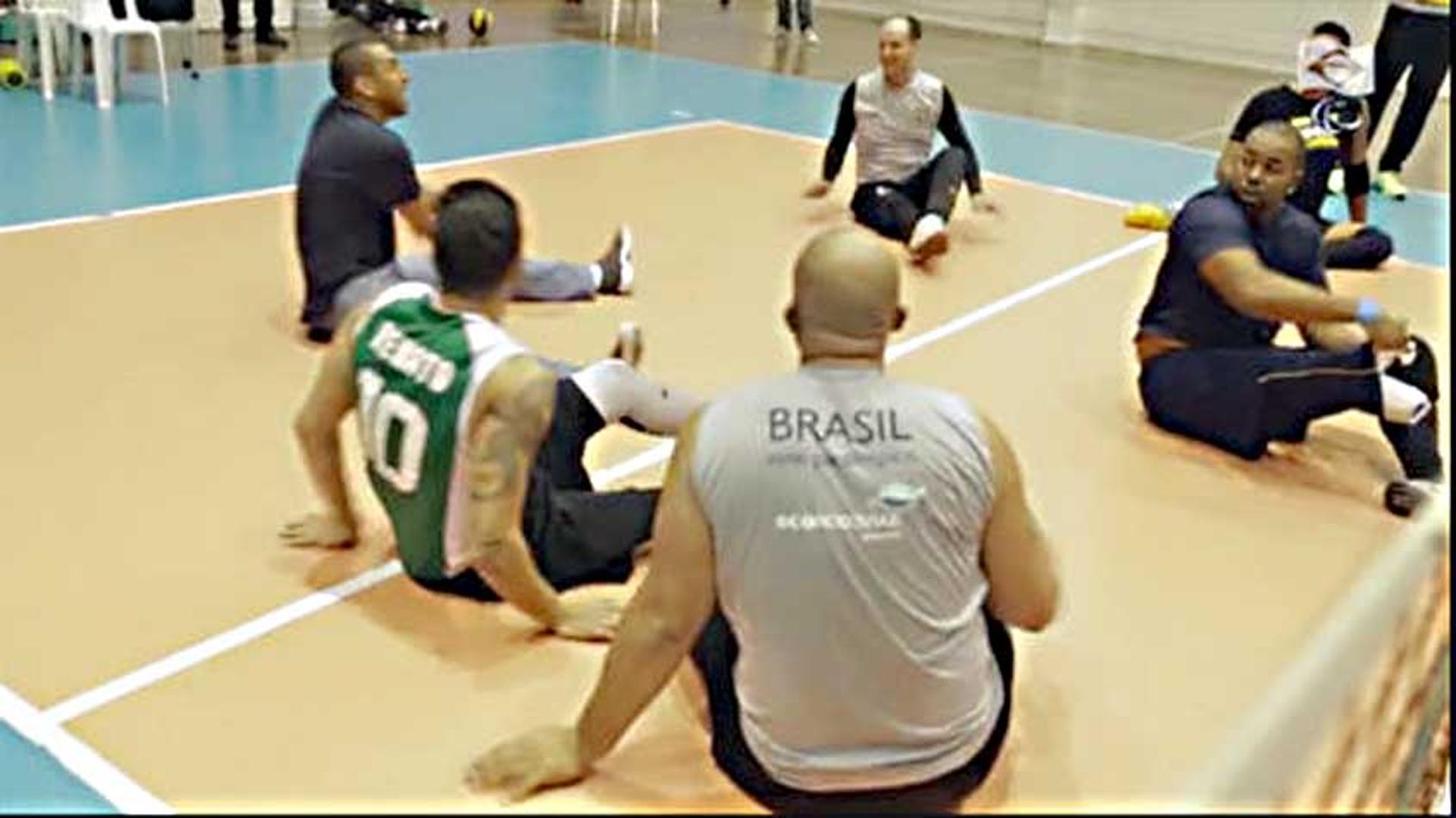 Serginho jogando com a seleção de vôlei Brasileira Paralímpico