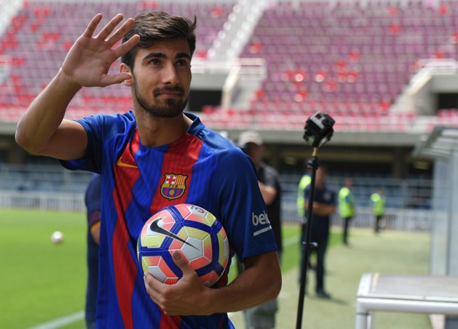 1º - André Gomes - Barcelona - R$ 127 milhões