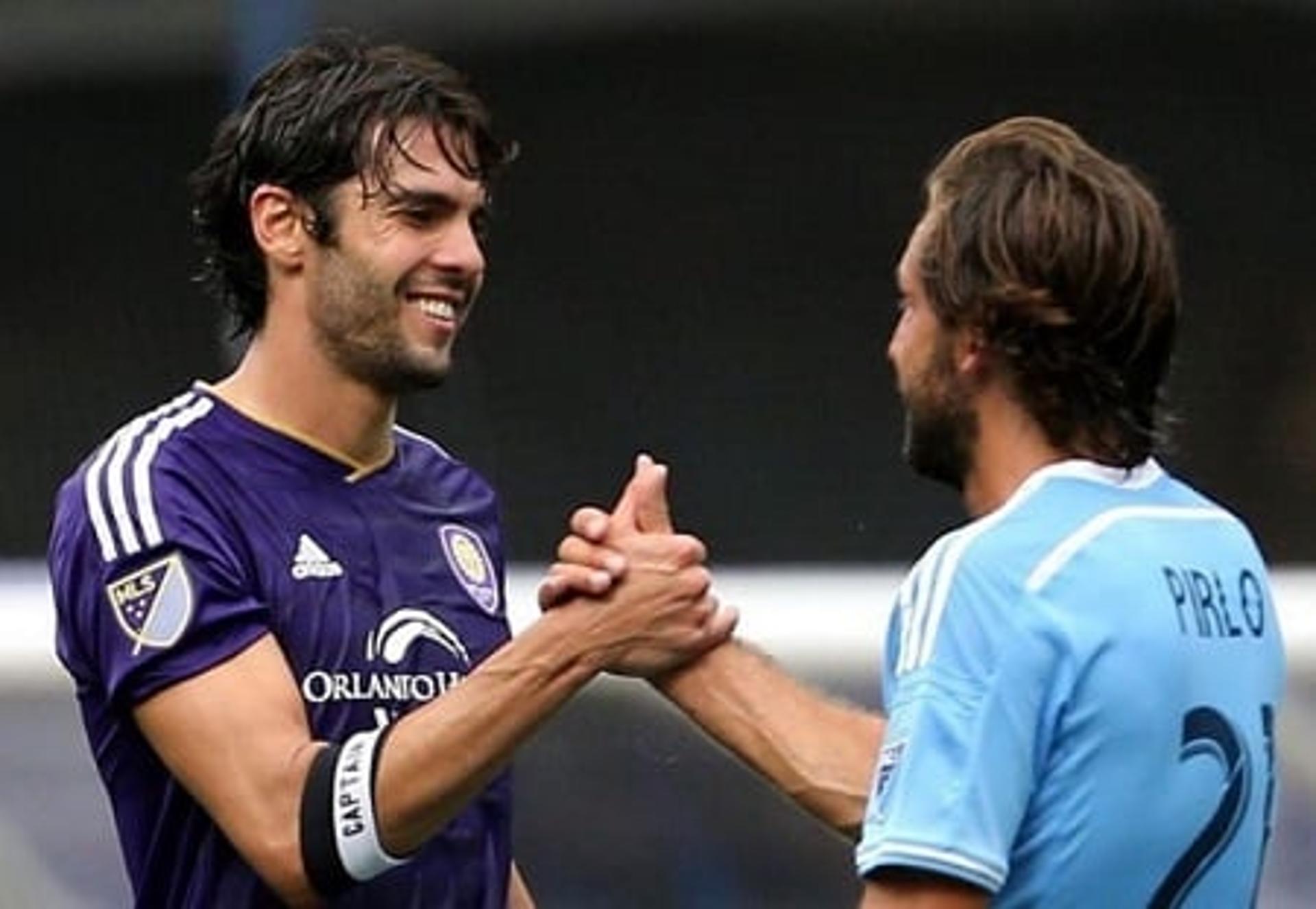 Pirlo e Kaká se reencontram em campo