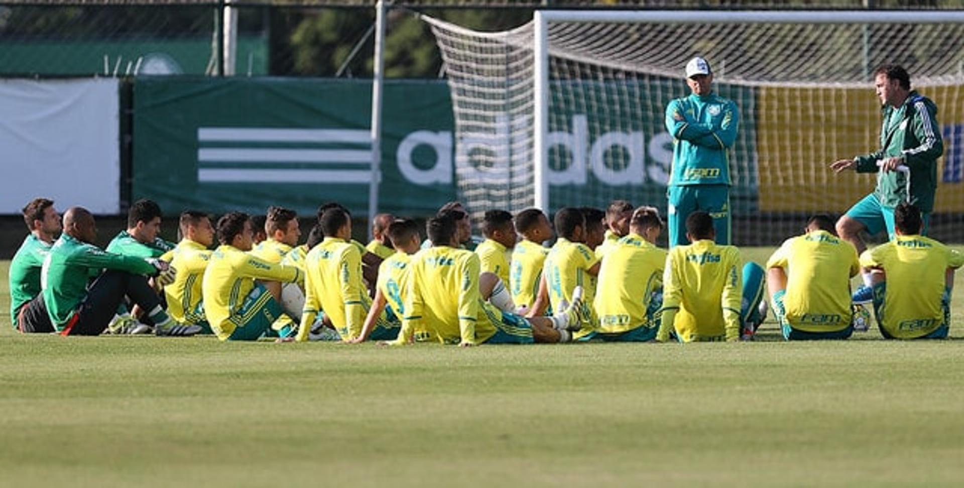 Cuca reúne o elenco na Academia de Futebol. Verdão pensa grande para o restante da temporada