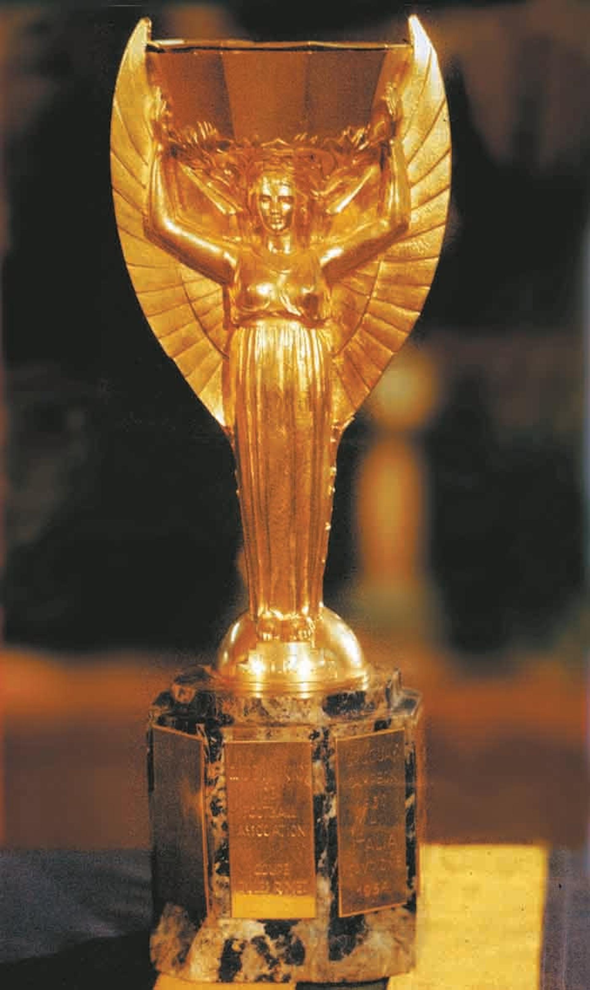 Taça Jules Rimet foi roubada duas vezes. Em 1966, em Londres, sendo achada em sete dias. Depois no Brasil, em 1983, sumindo