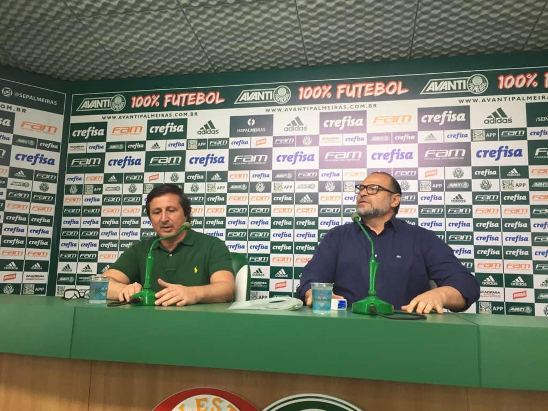 Vinicius Martins e Rubens Sampaio dão explicações no clube. Na mesa está o remédio usado no meio-campista