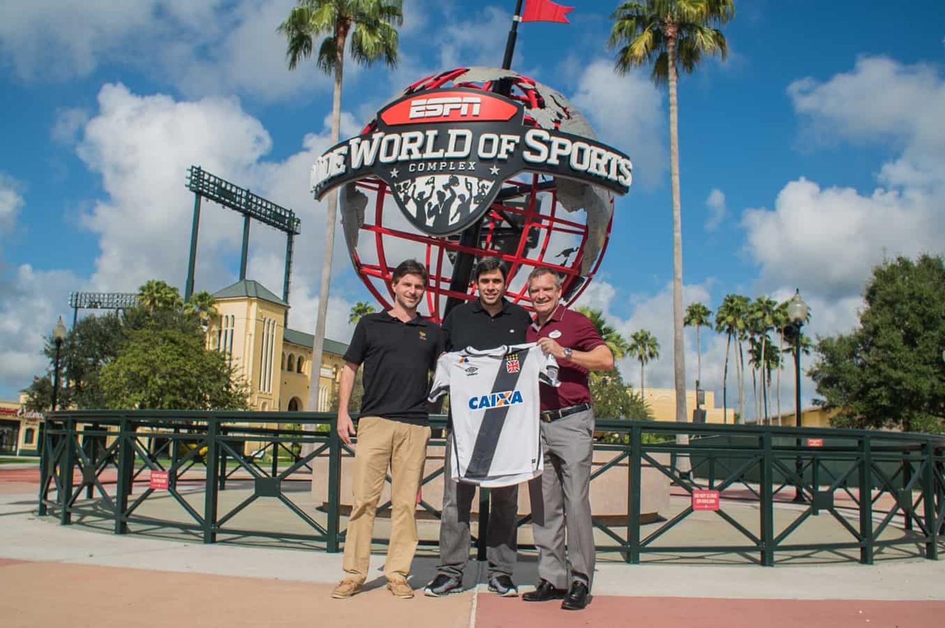 Eurico Ângelo, assessor especial da presidência do Vasco, posa ao lado de Ricardo Villar, CEO da Florida Cup (e), e Patrick Dicks, diretor da Disney Sports (d) (Foto: Divulgação)