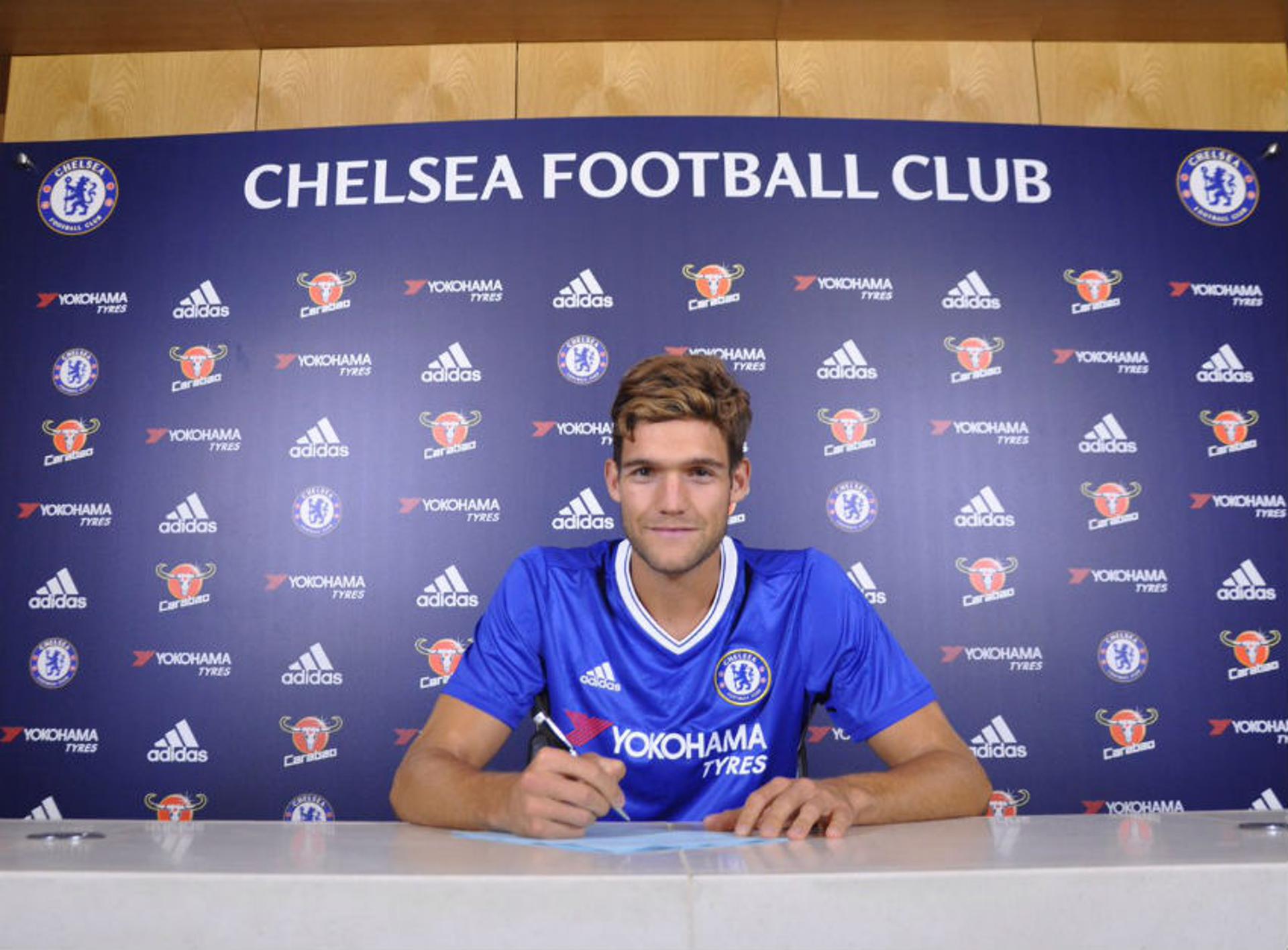 O Chelsea contratou e já apresentou o lateral-esquerdo Marcos Alonso, que pertencia à Fiorentina