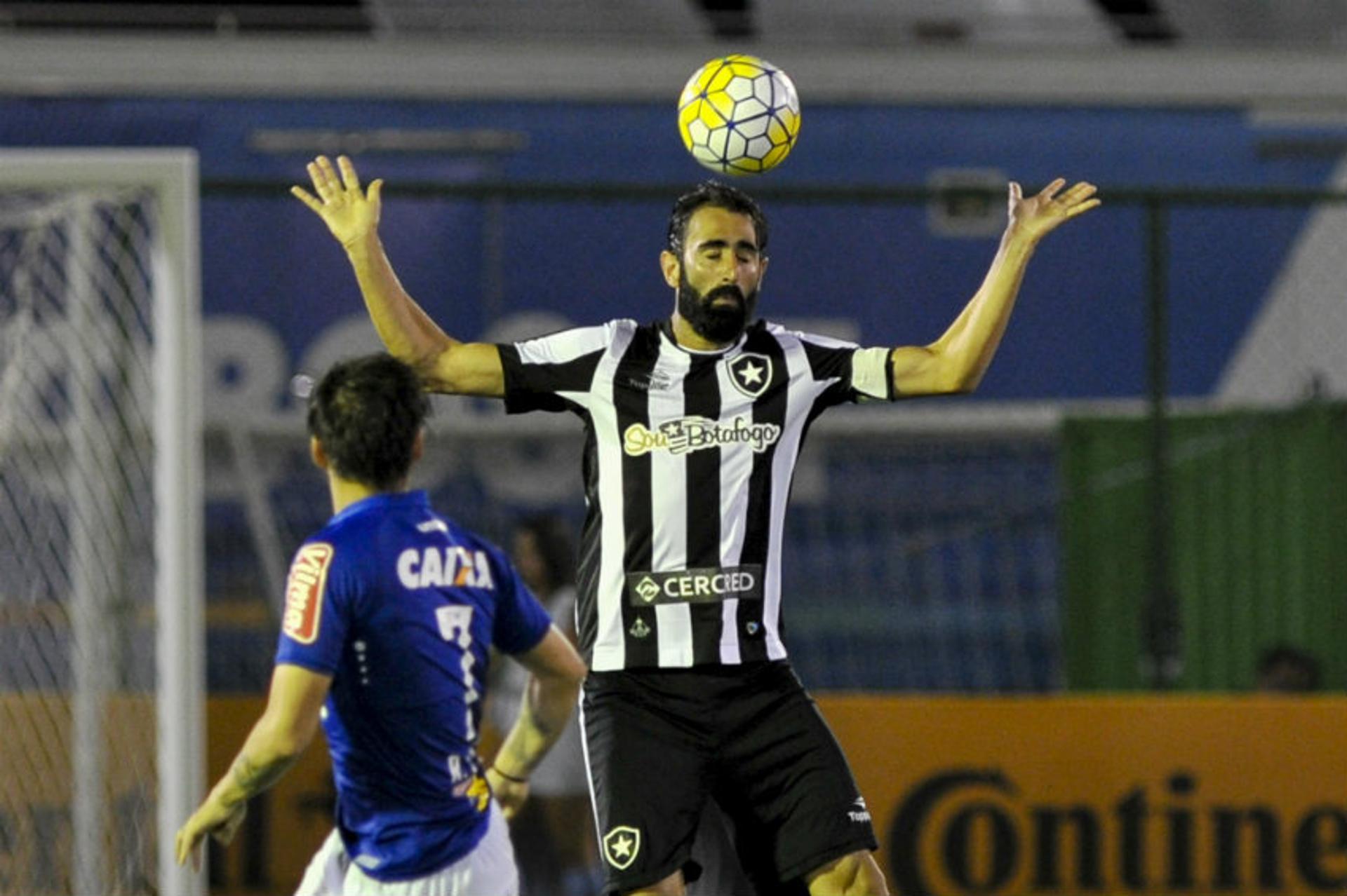 No primeiro jogo das oitavas entre Botafogo e Cruzeiro, no Rio, a Raposa levou a melhor por 5 a 2