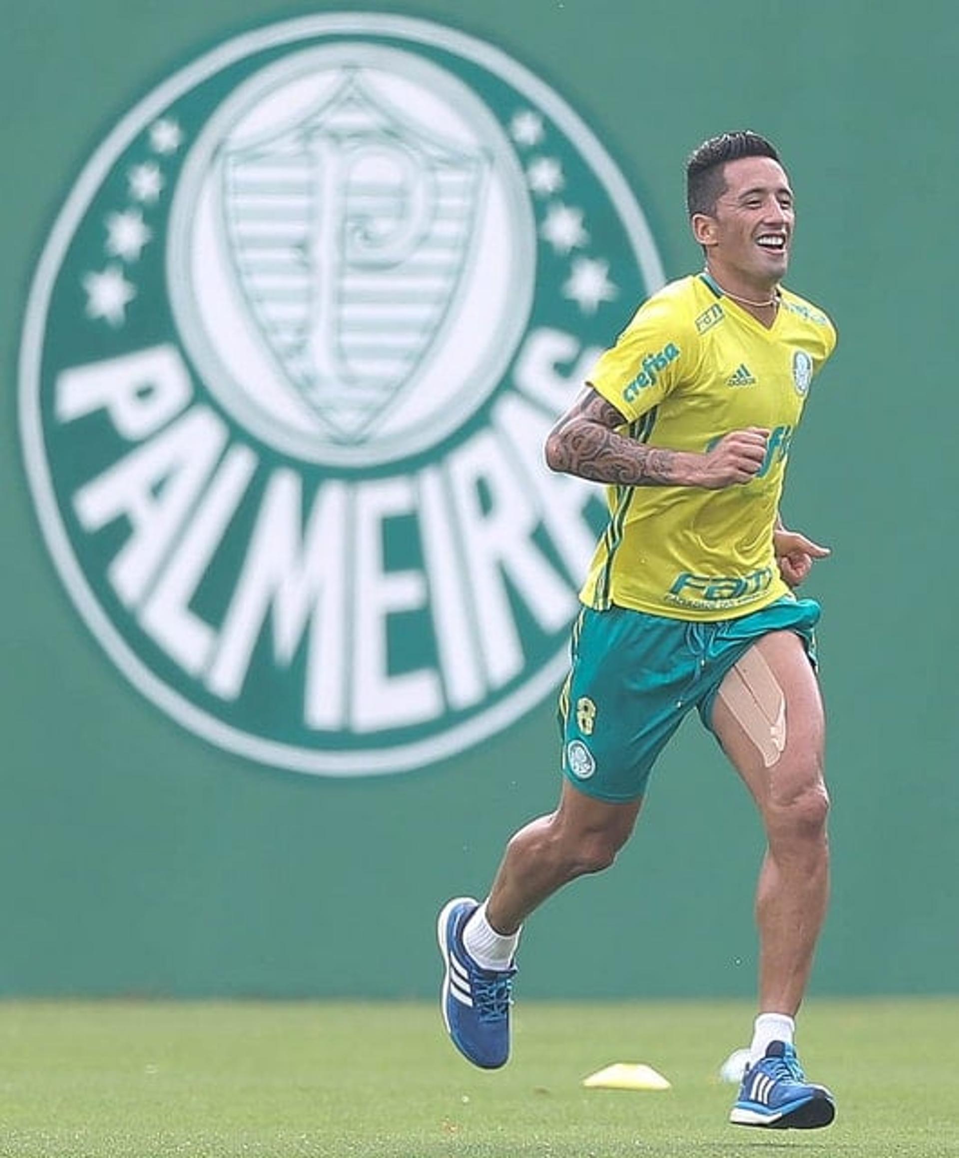 Recuperado de lesão, Barrios treinou com o restante do grupo no gramado