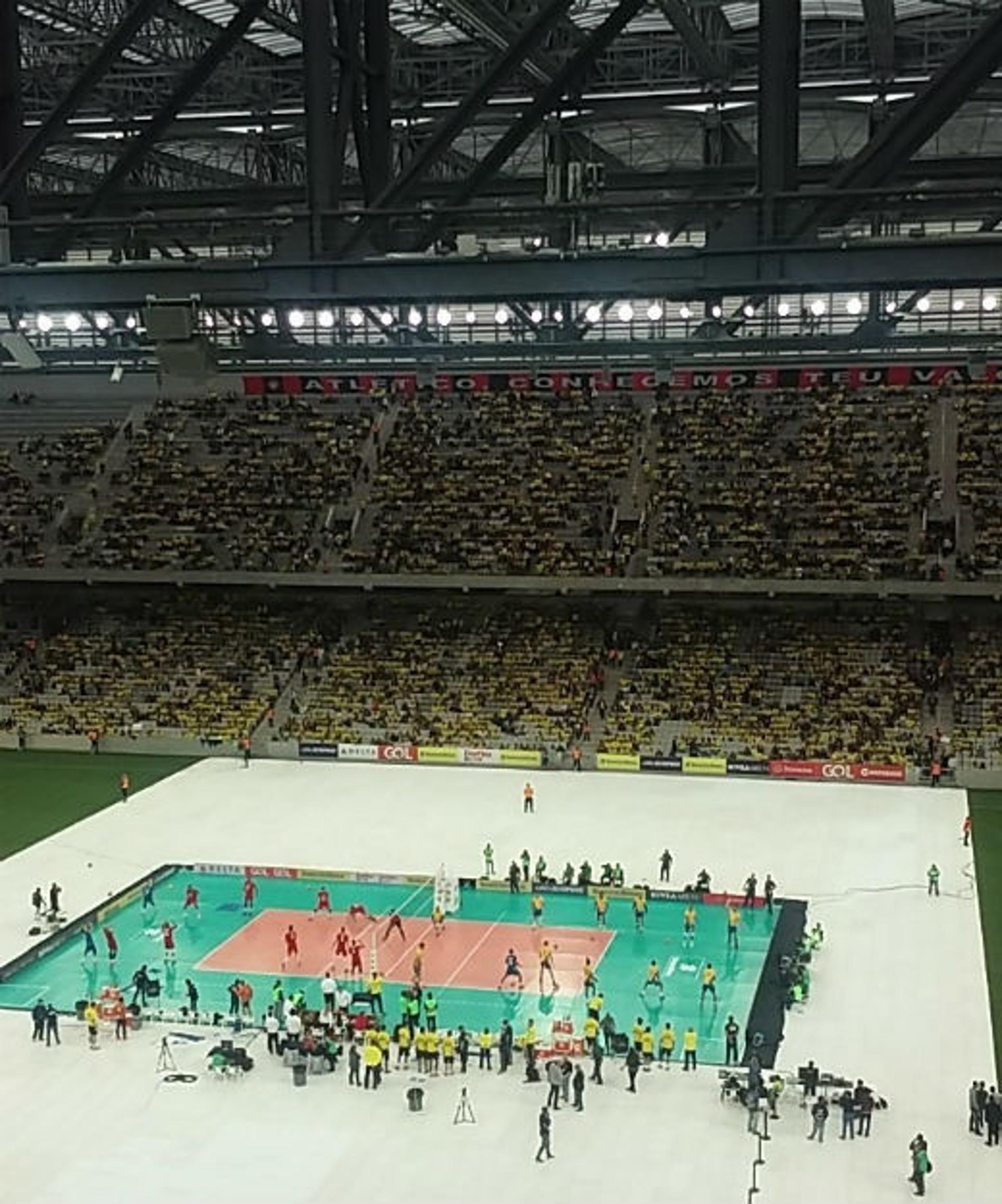 Arena da Baixada, em Curitiba (PR), recebeu duelo entre Brasil e Portugal neste sábado (Foto: Daniel Bortoletto)