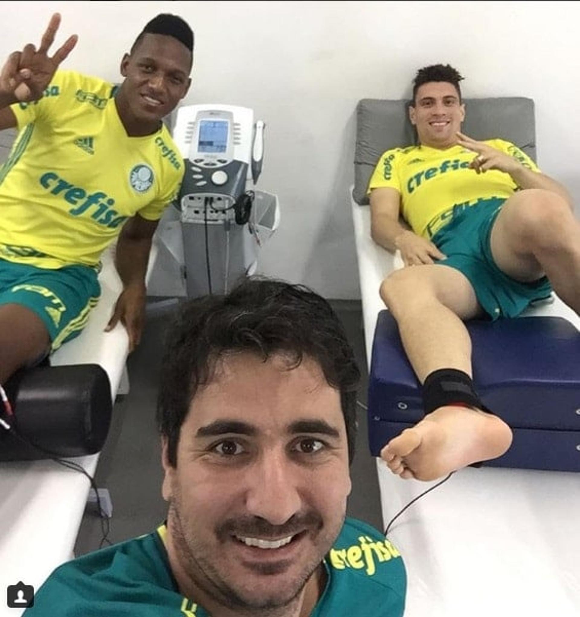 Mina e Moisés com o fisioterapeuta Jomar Ottoni neste domingo, na Academia de Futebol