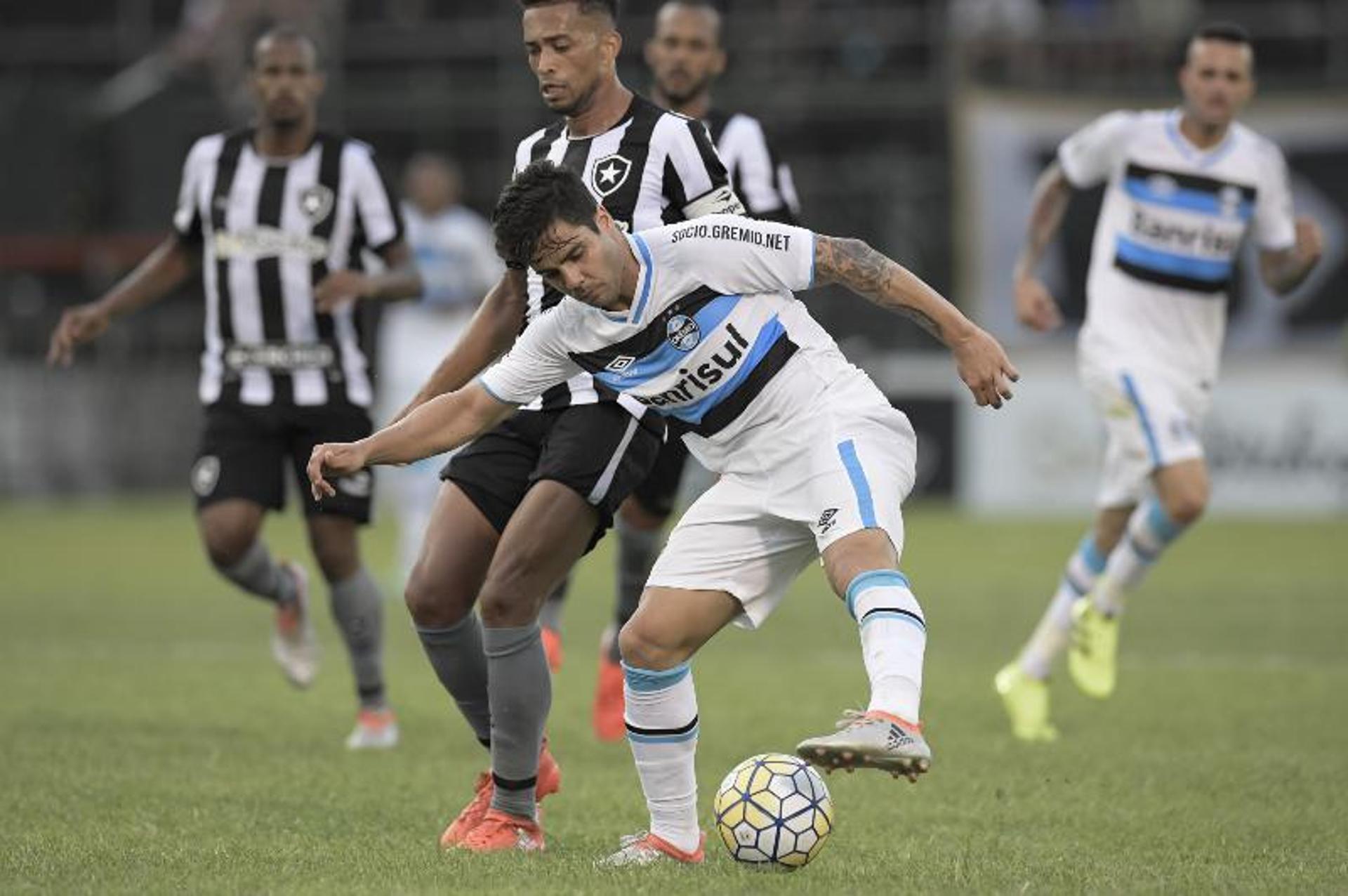 GALERIA: O duelo entre Botafogo e Grêmio em imagens