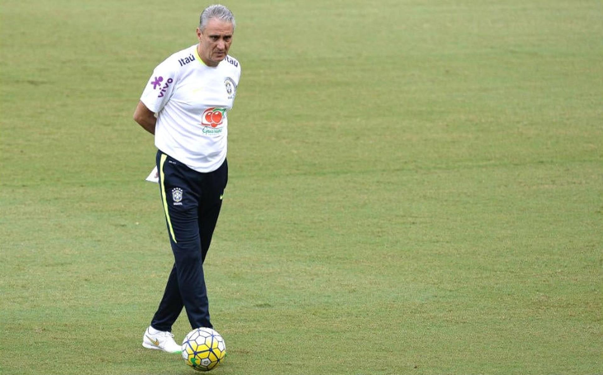 Tite durante treino da Seleção Brasileira em Manaus (Foto: Pedro Martins / MoWA Press)