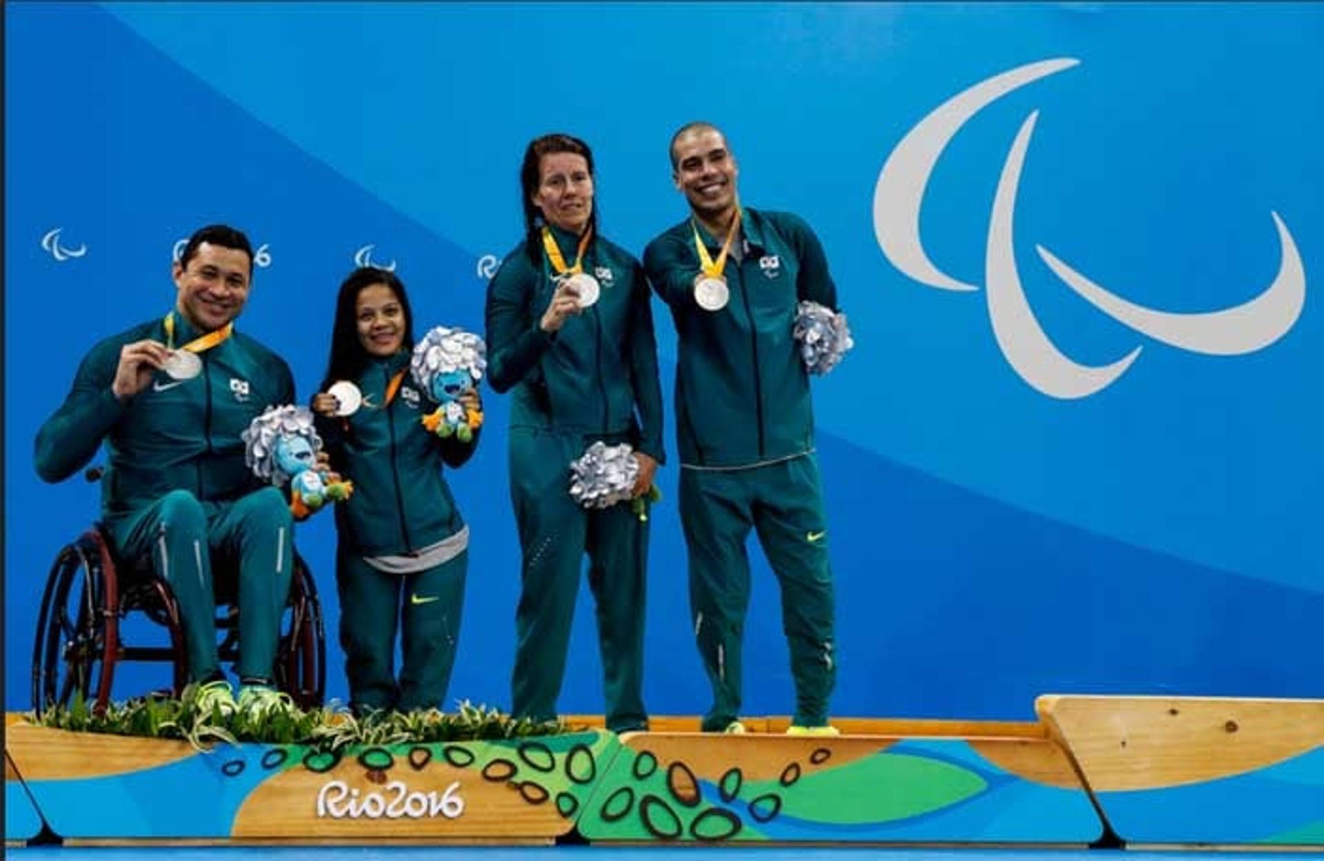 Dia 2 - Clodoaldo Silva, Joana Silva, Susana Schnarndorf e Daniel Dias levaram prata no revezamento 4x50m livre