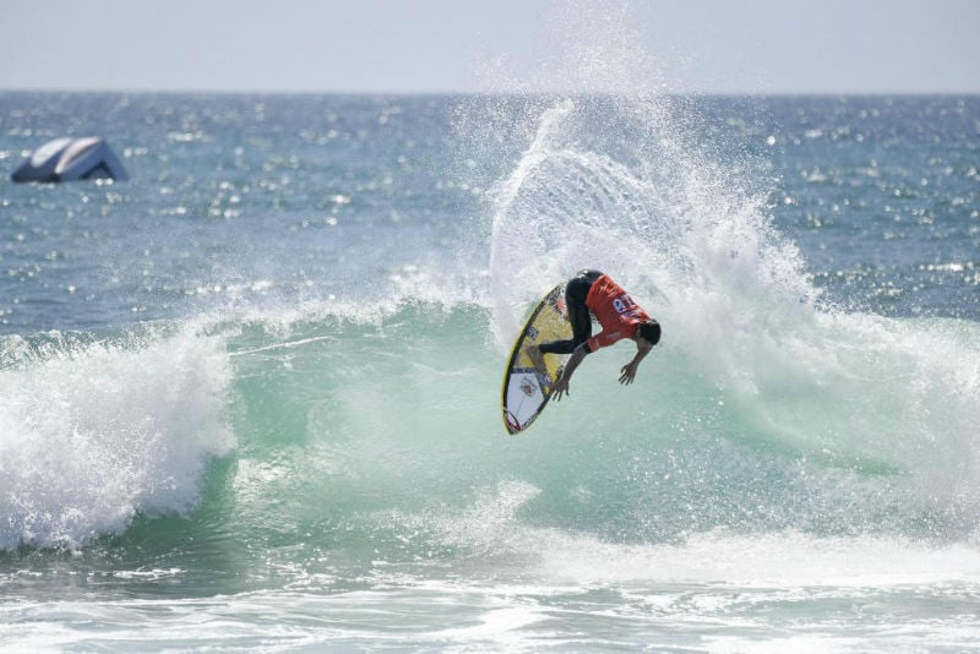 Gabriel Medina foi bem em sua bateria e perdeu por pouco para o local Tanner Gudauskas (Foto: WSL)