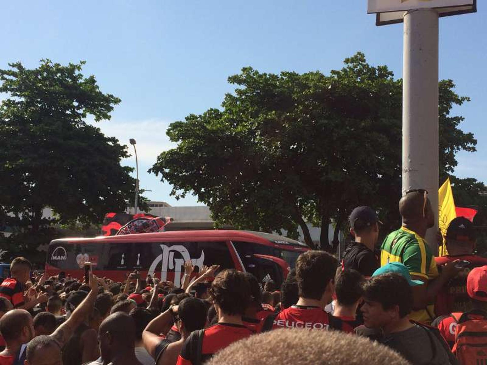 Torcida do Flamengo no aeroporto