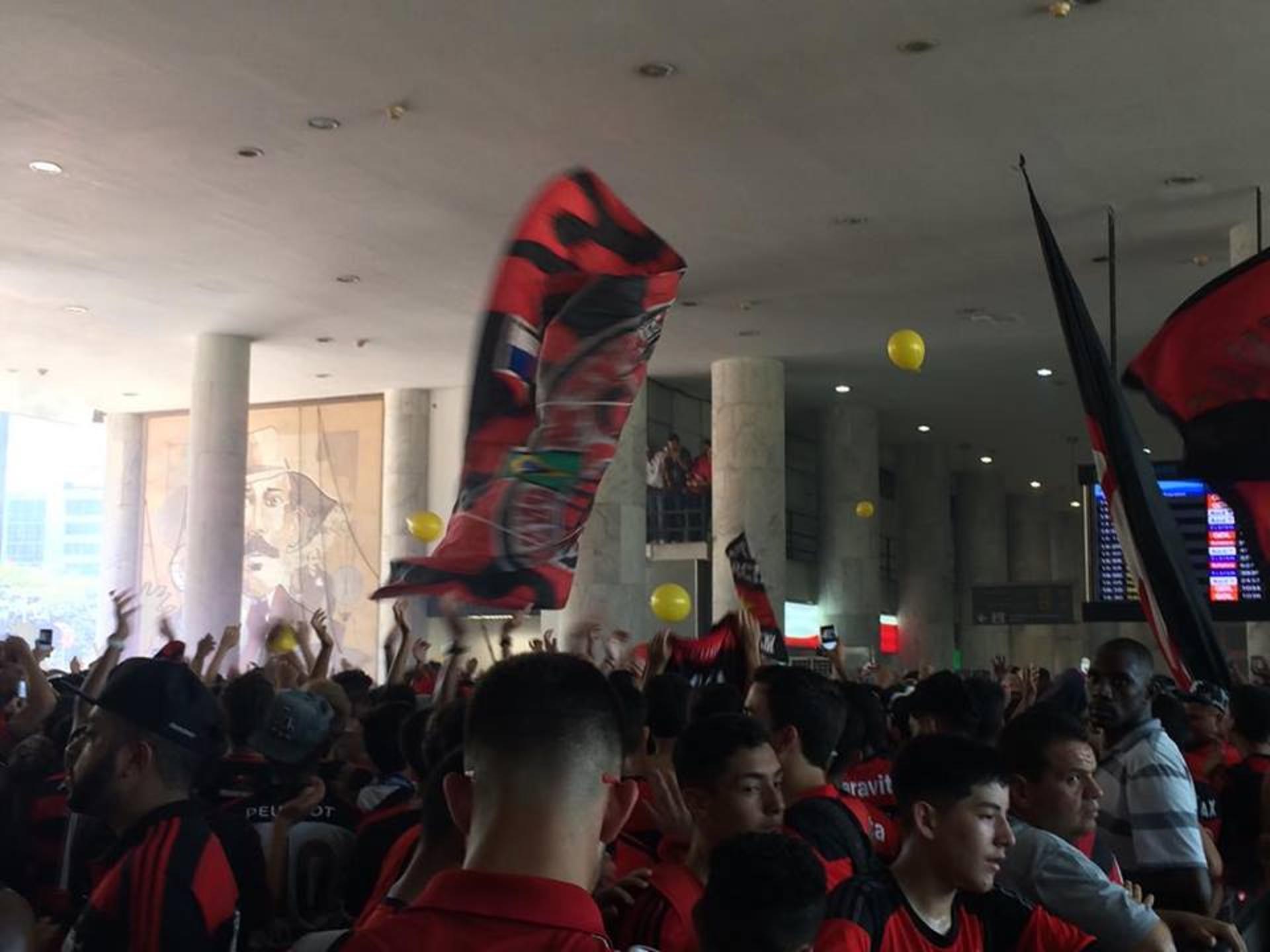 Imagens da festa de flamenguistas no aeroporto