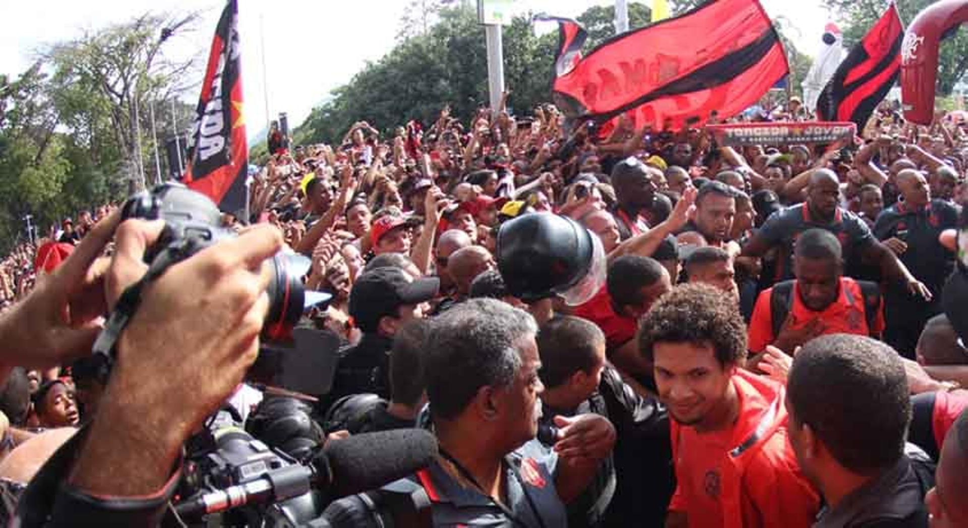 A torcida do Flamengo lotou o aeroporto do Rio de Janeiro para apoiar o time antes do jogo contra o Palmeiras