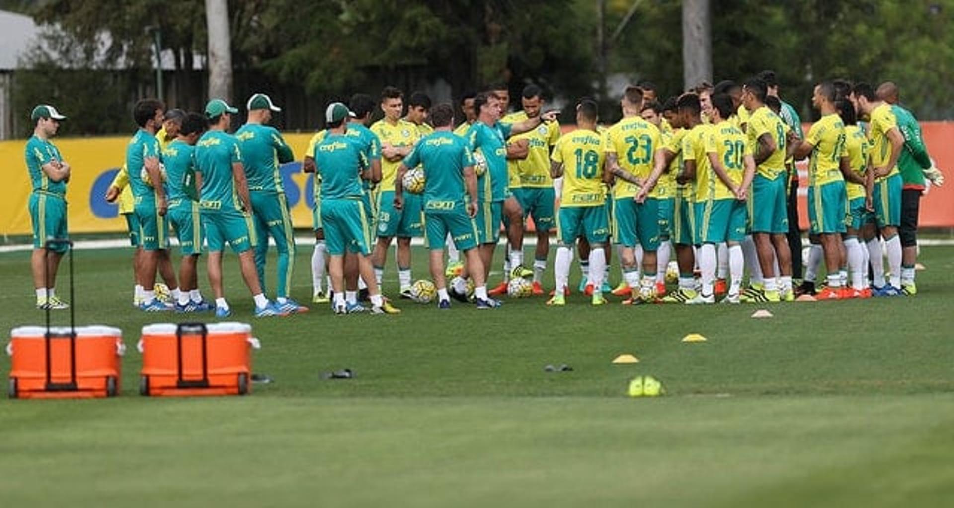 Elenco reunido nessa terça na Academia de Futebol