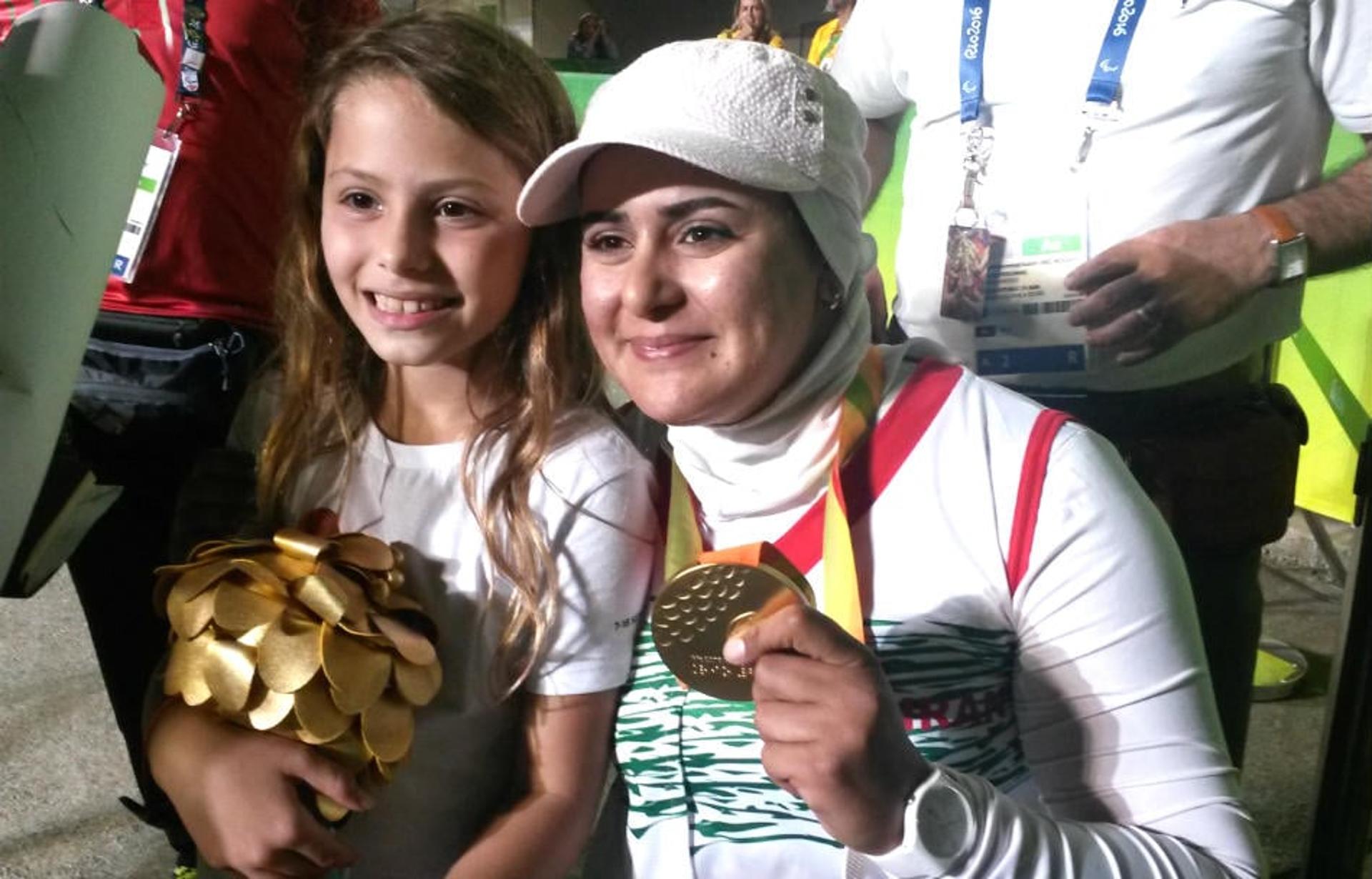 Zahra Nemati exibe a medalha de ouro ao lado de uma brasileira que também se chama Zahra (Foto; Igor Siqueira)