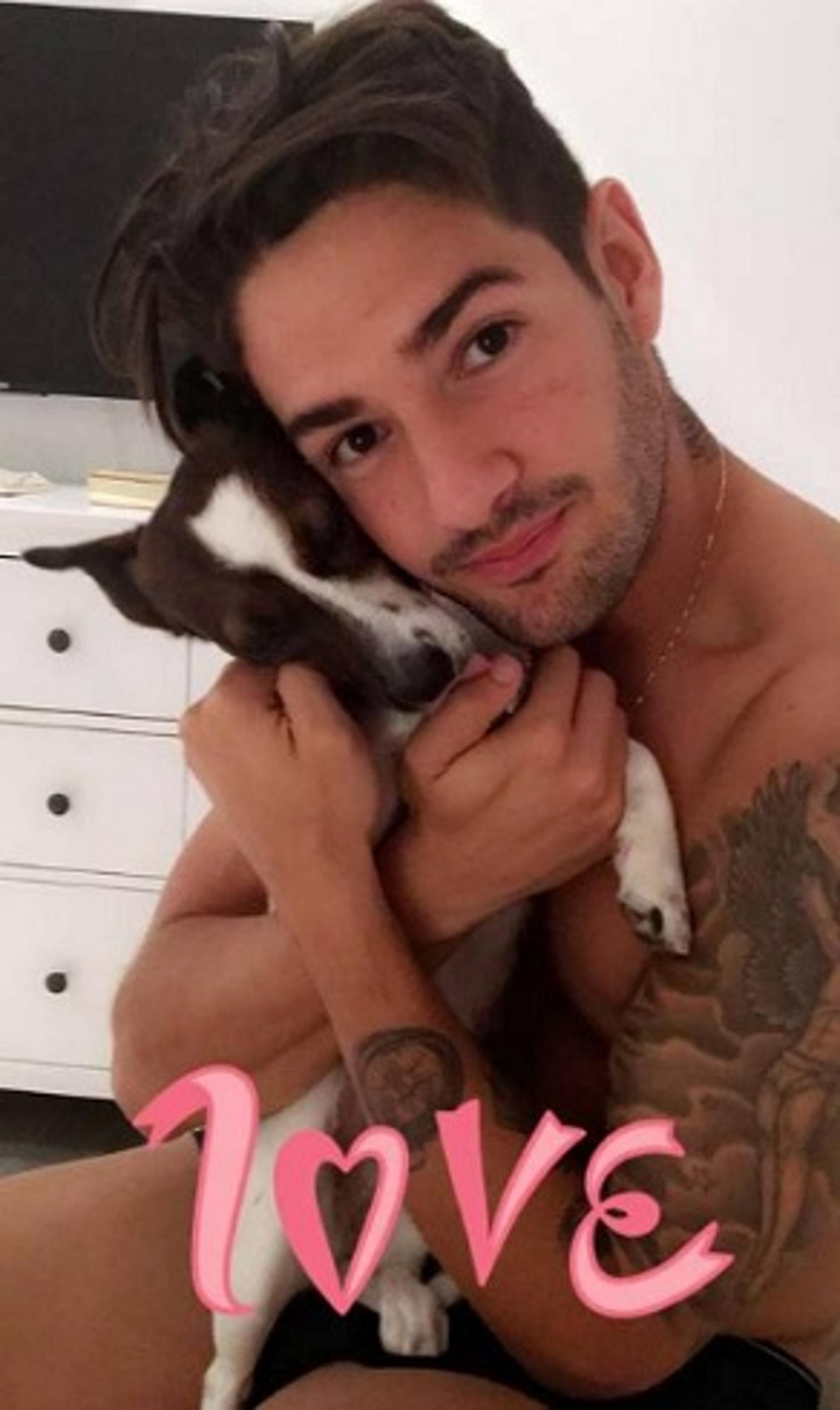 Alexandre Pato posou de cueca para foto com cachorra