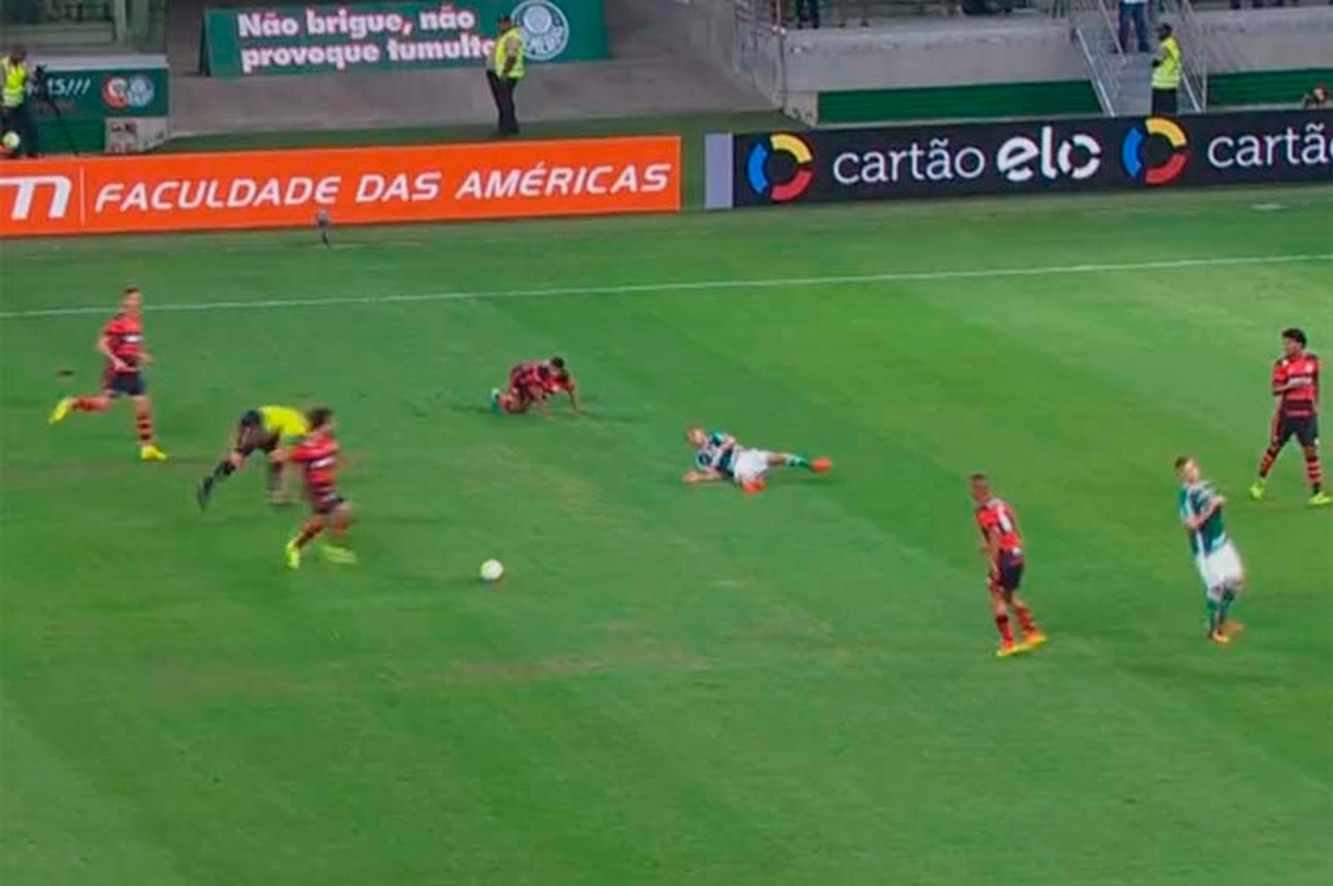 Willian Arão derruba juiz no início do clássico Palmeiras x Flamengo<br>