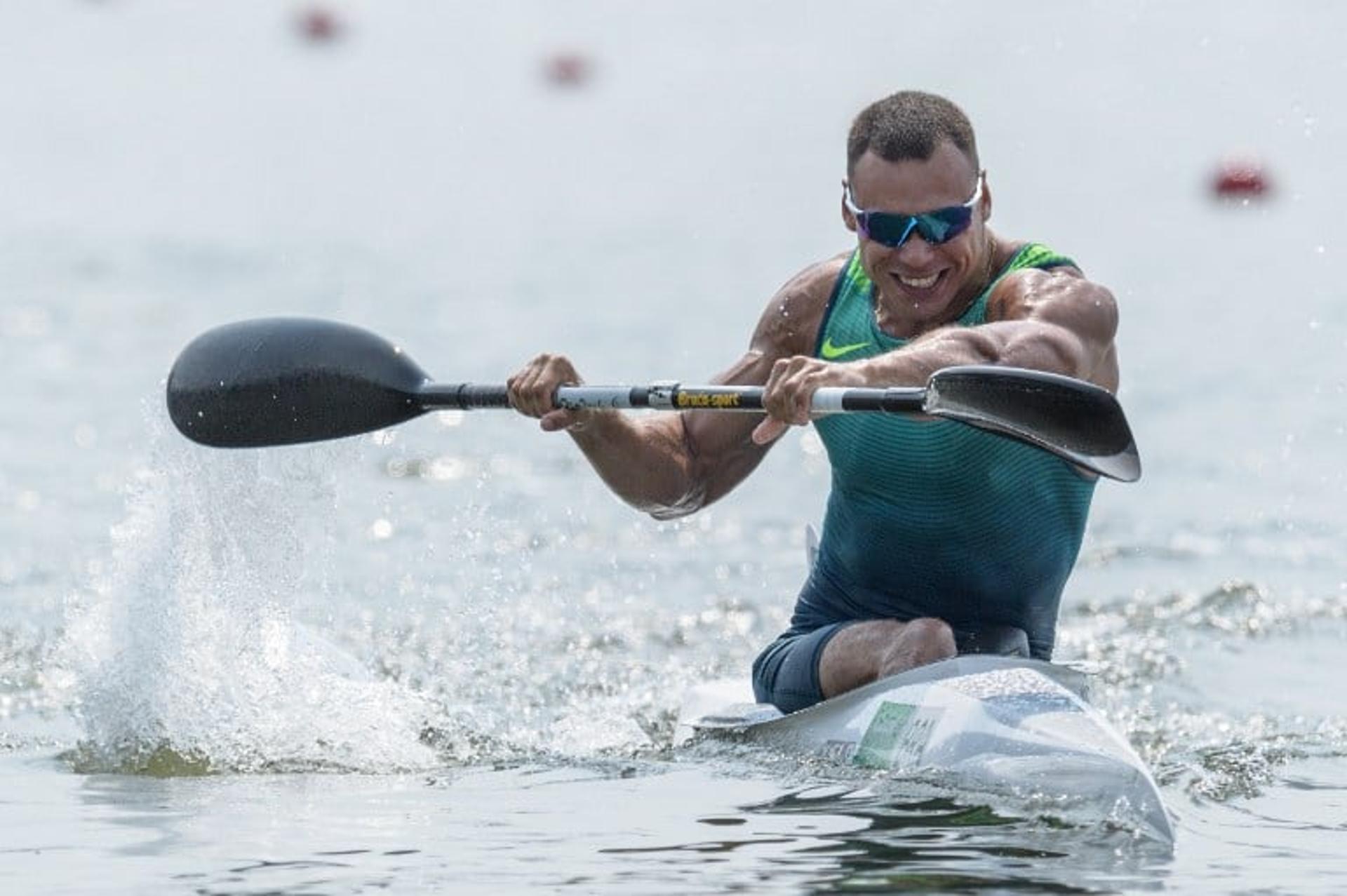 Brasileiro Caio Ribeiro de Carvalho se esforça na prova de canoagem