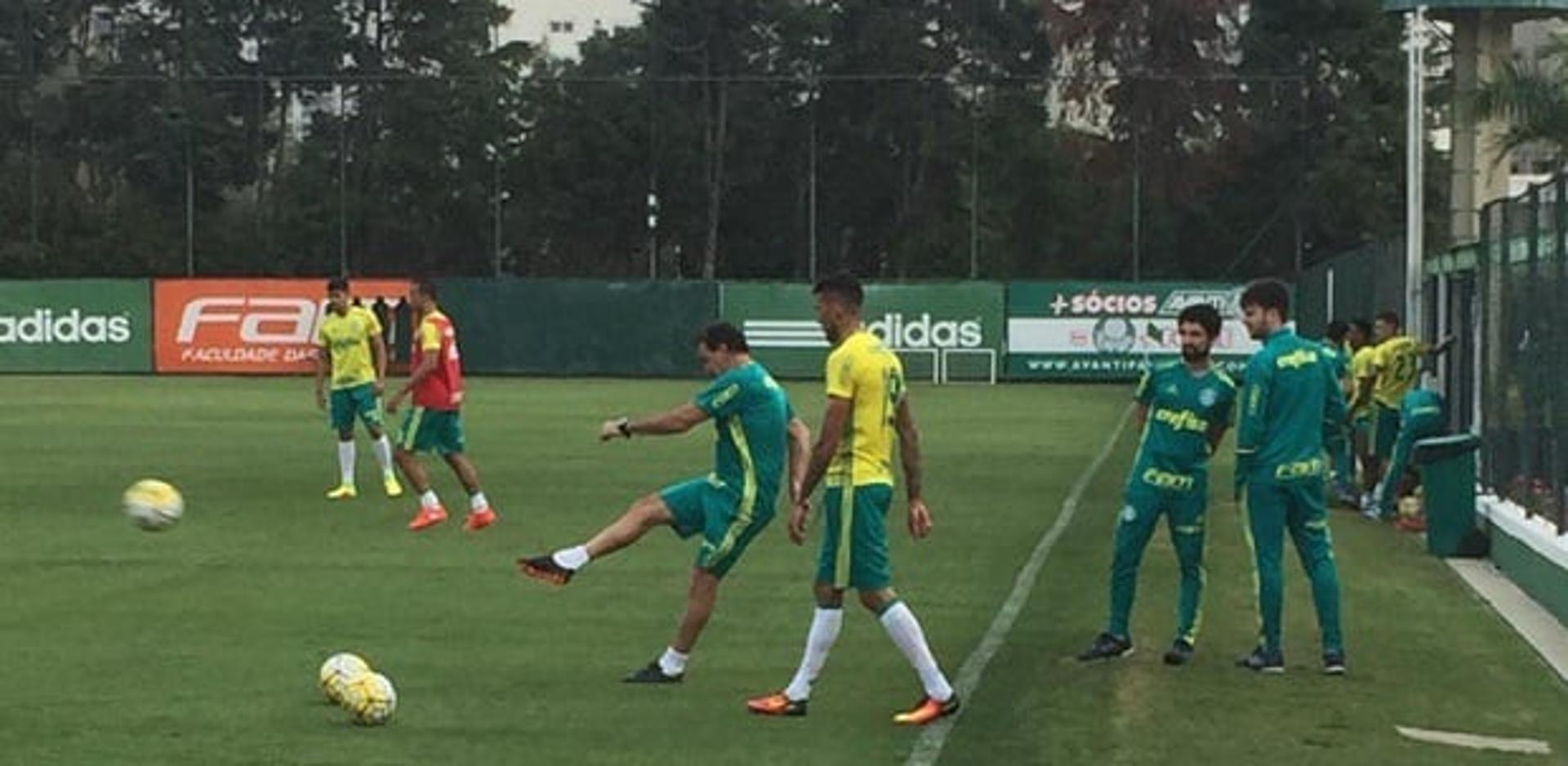 Cuca bate bola com Rafael Marques durante o treino desta segunda